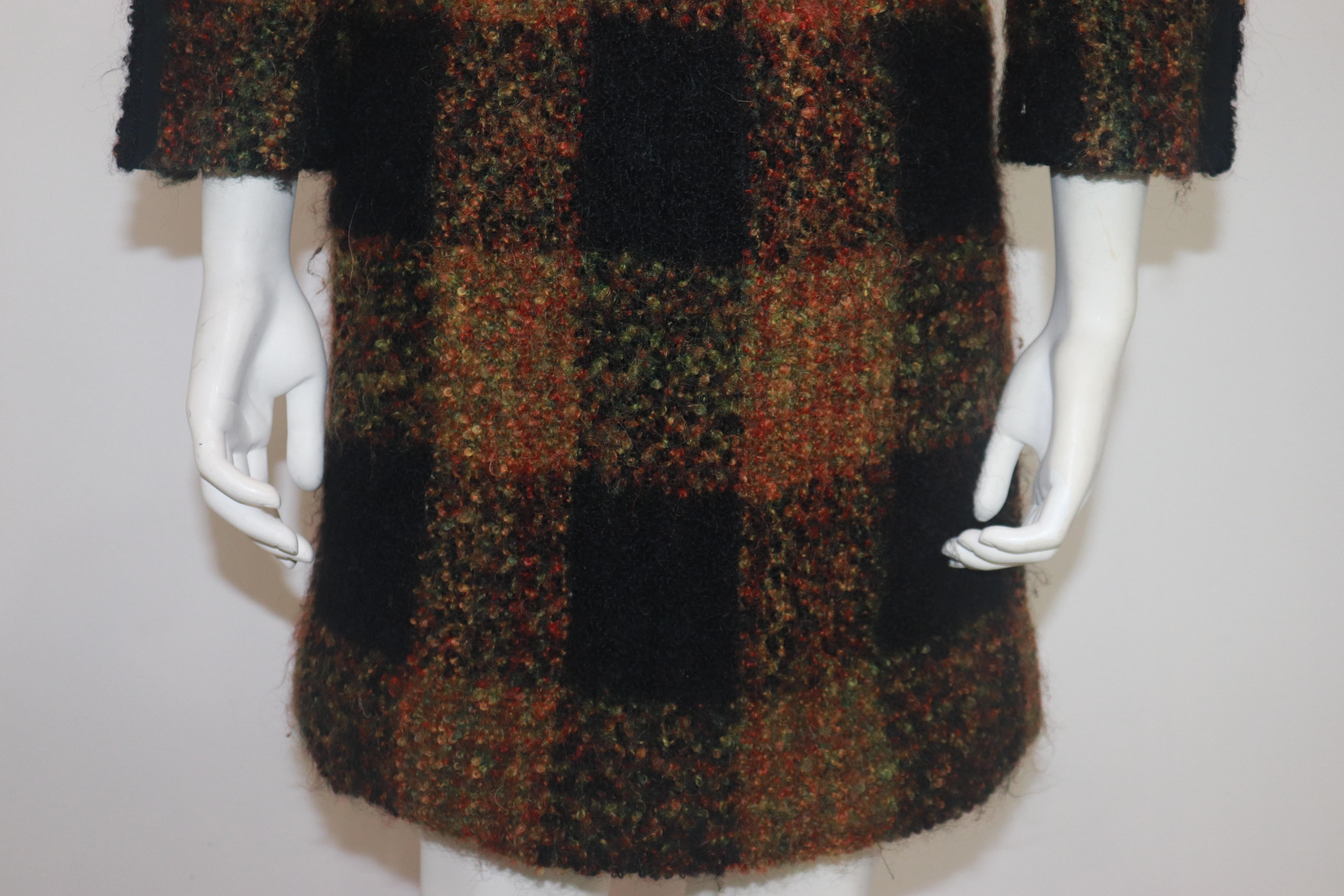 CHANEL HAUTE COUTURE 1960s Cappotto in bouclé a quadri nero e multicolore in vendita 4