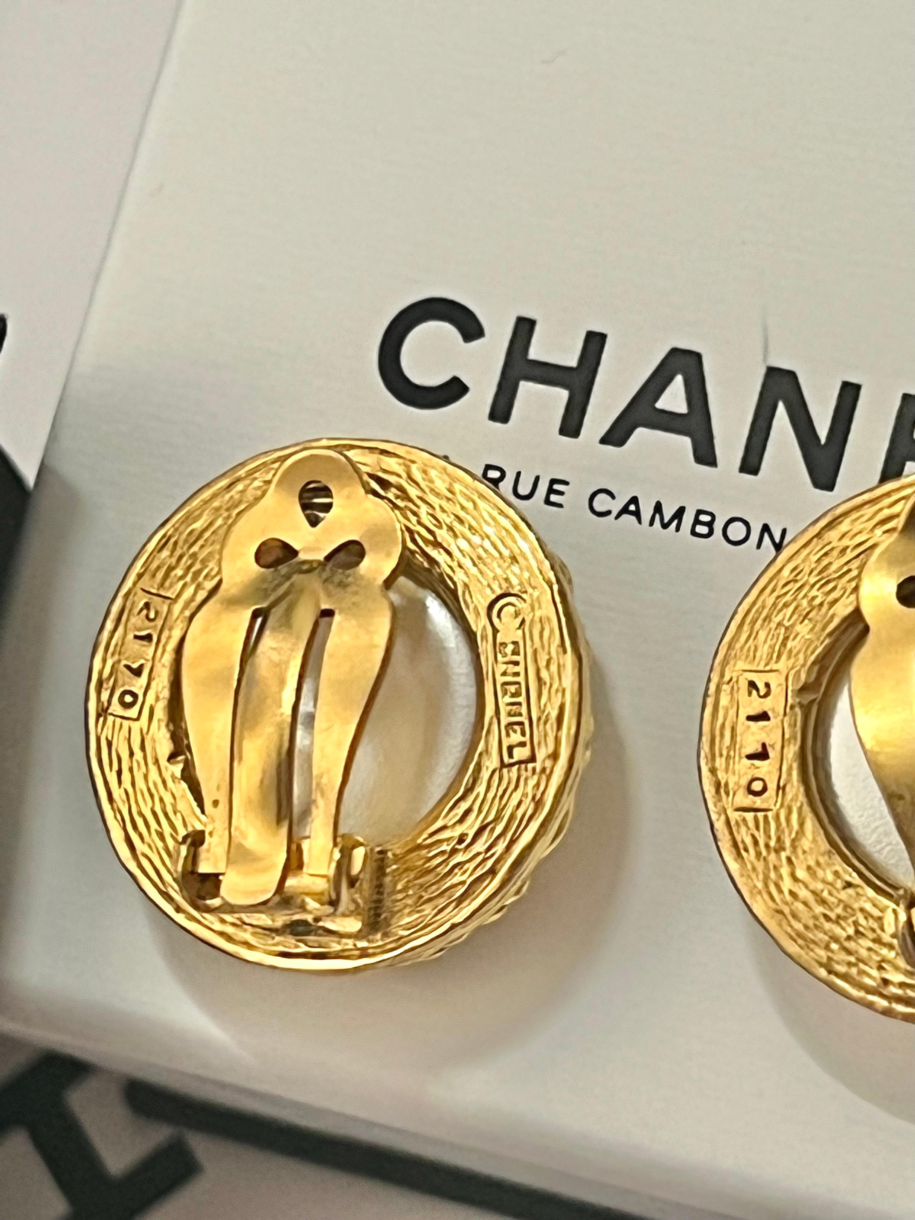 Rare Chanel 1970’s haute couture snake pearl clip on earrings by Goossens, 24k gold plated, very good condition 