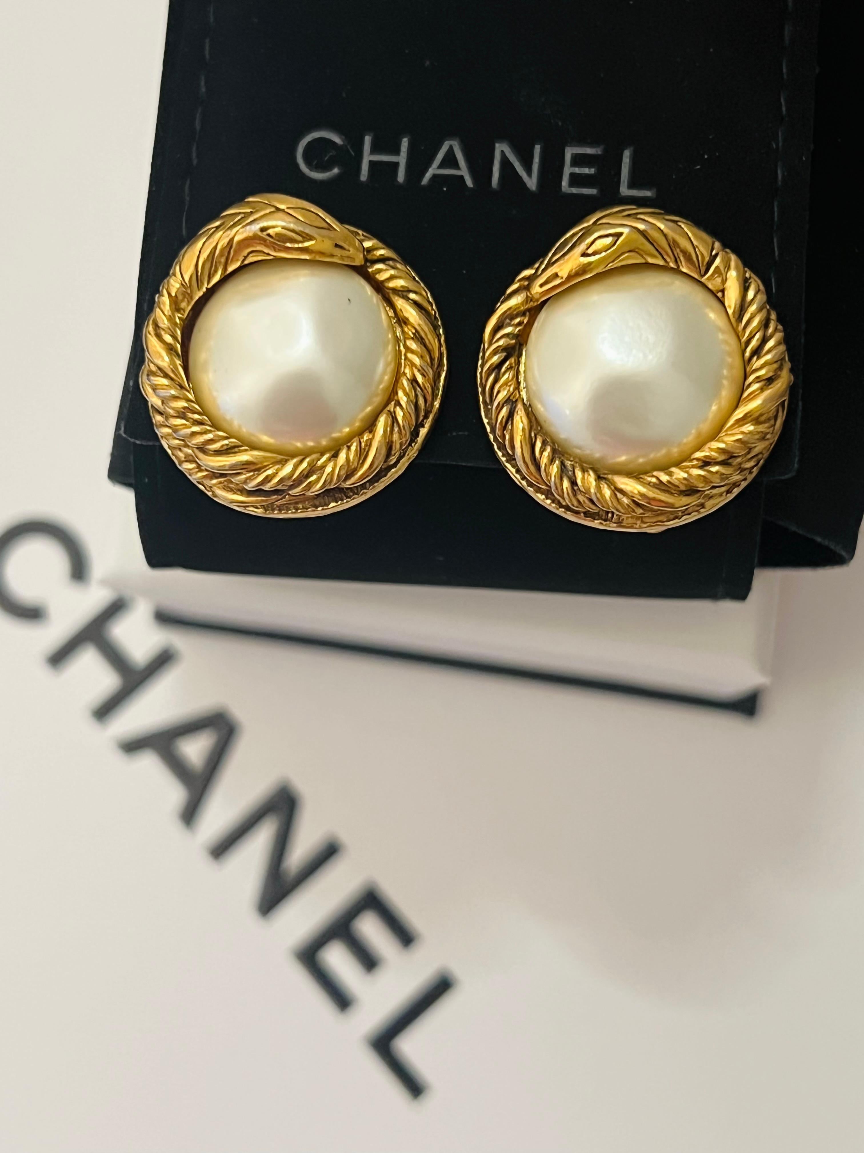 Chanel haute couture 1970’s snake clip on earrings  In Excellent Condition For Sale In PARIS, FR