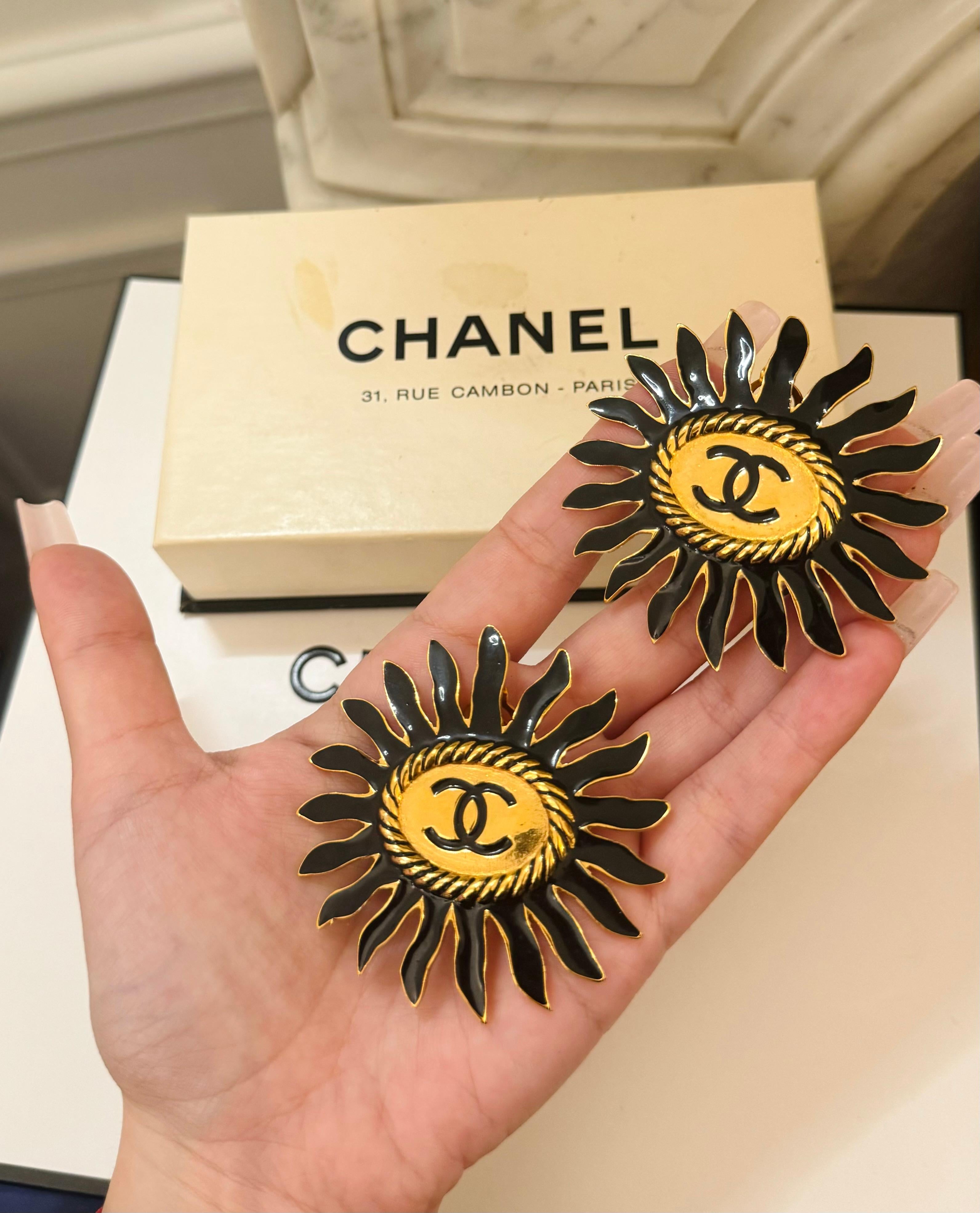 Chanel Haute Couture 1980’s sun clip on earrings  In Good Condition For Sale In PARIS, FR