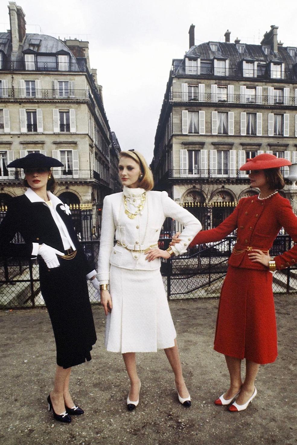 Women's Chanel Haute Couture 1983 Karl Ecru White Gold Belted Tweed Jacket Skirt Suit For Sale