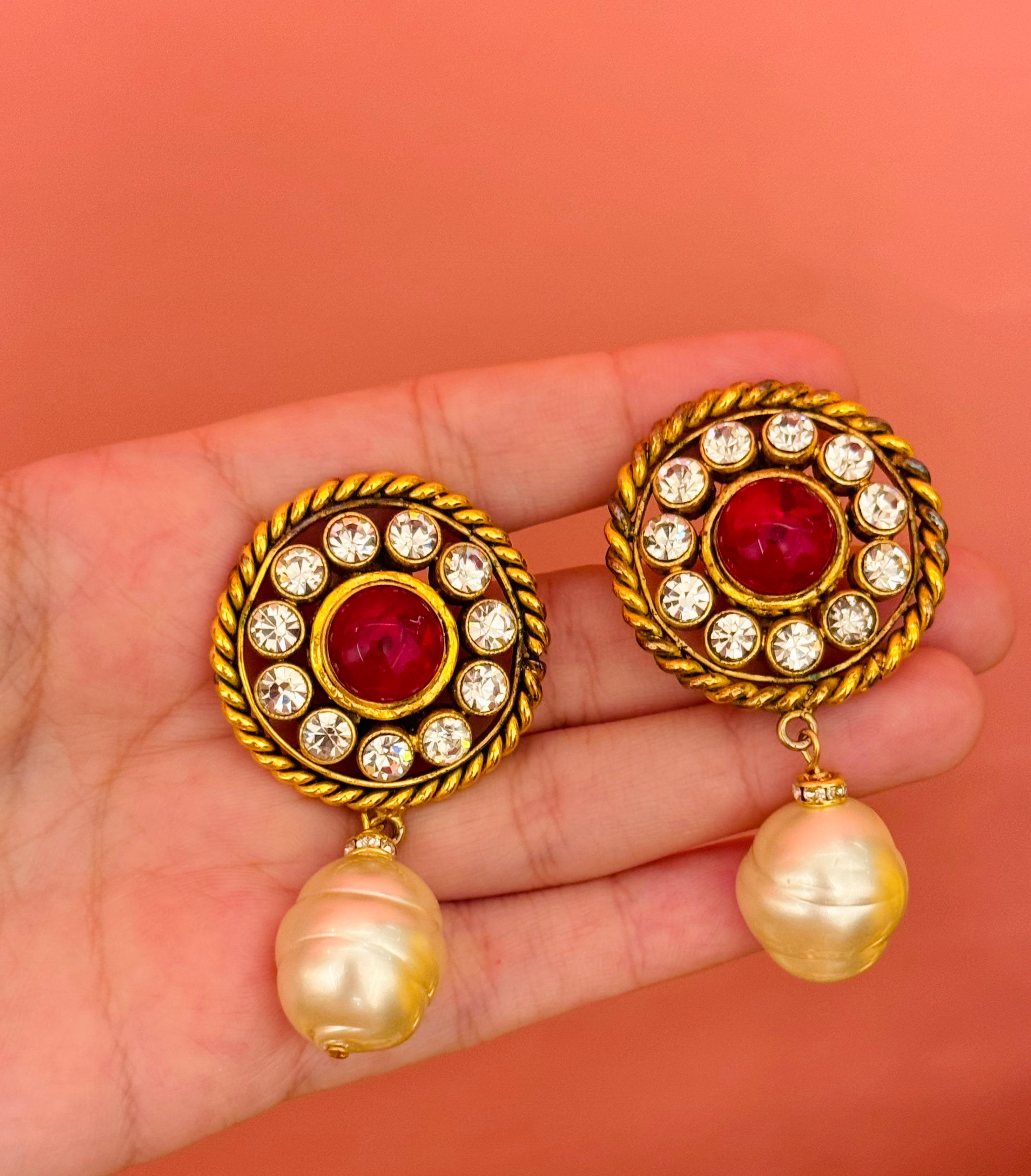 Chanel Haute Couture 1986 Boucles d'oreilles à clip Condit, quelques pertes d'or comme on peut le voir sur les photos mais très bon état vintage. 