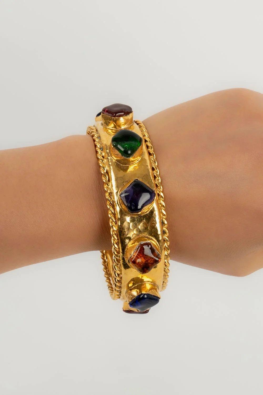 Chanel - Haute Couture bracelet in gilded metal and multicolored glass paste. Jewel of fashion show, not signed.

Additional information:
Dimensions: Ø 7.5 cm
Condition: Very good condition
Seller Ref number: BRAB91