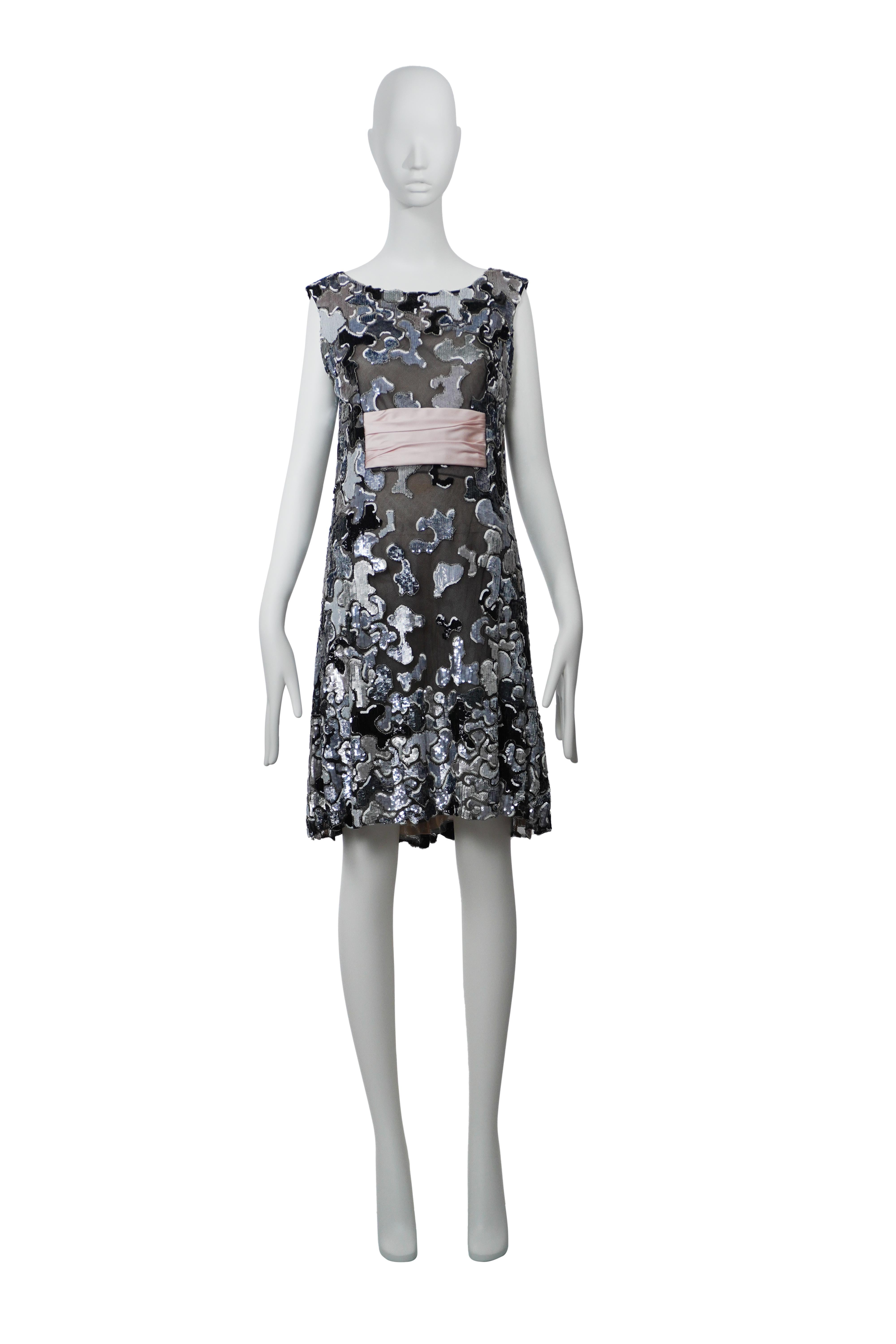 CHANEL HAUTE COUTURE by KARL LAGERFELD F/W 2007 Laufstegkleid (Grau) im Angebot