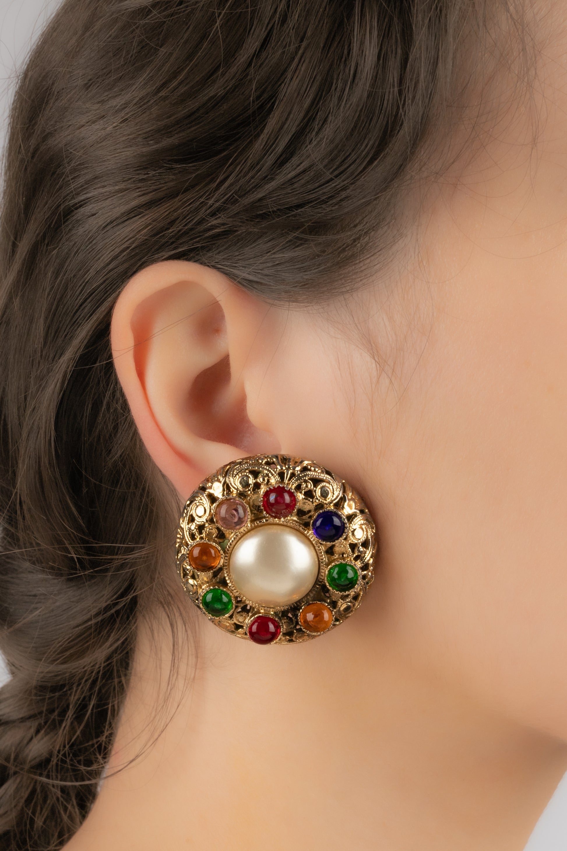 CHANEL - (Made in France) Golden metal clip-on earrings with pearly cabochons and glass paste cabochons. Haute Couture piece.

Additional information:
Condition: Very good condition
Dimensions:Diameter: 4 cm

Seller Reference: BOB247
