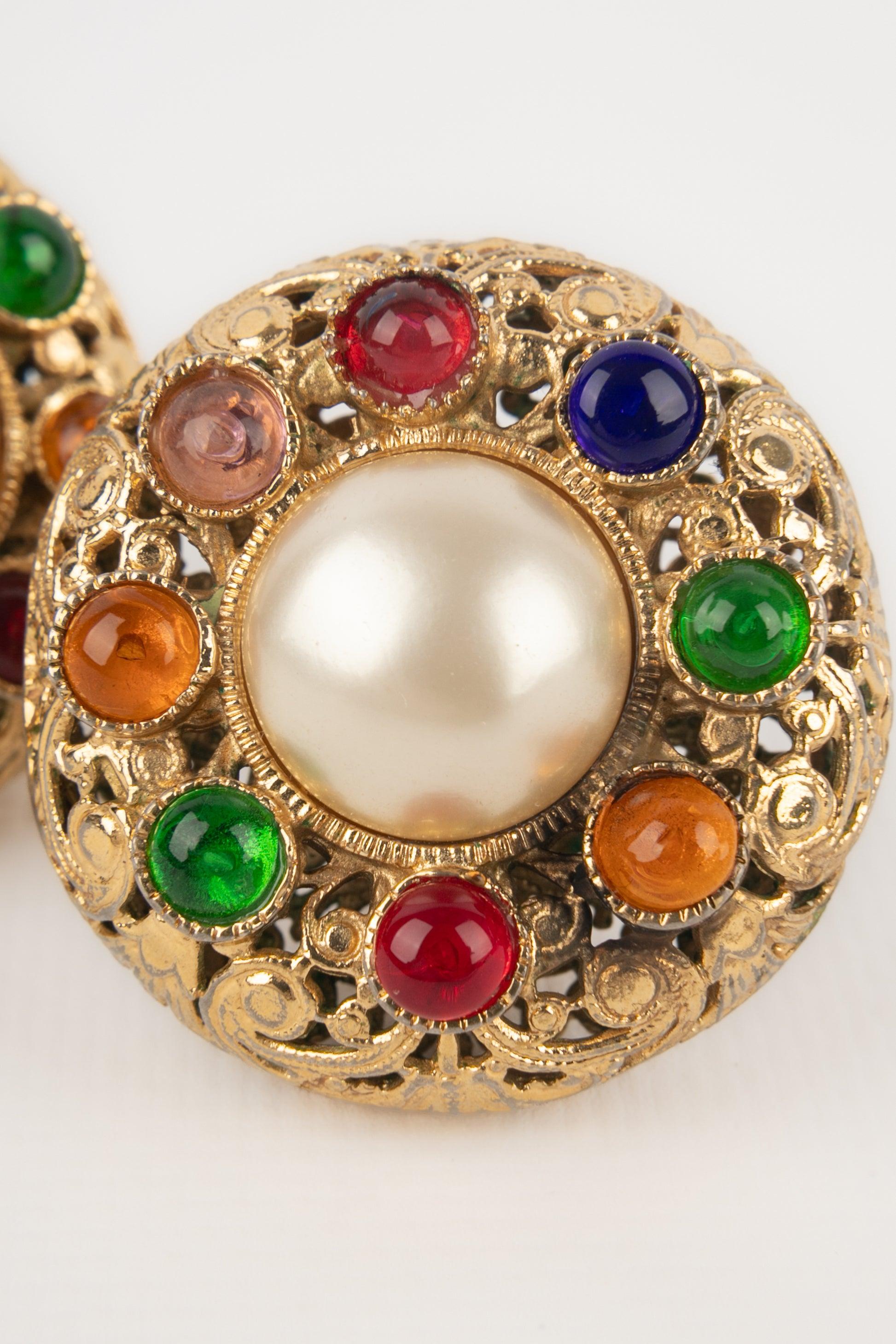 Chanel Haute Couture Clip-on Earrings with Pearly and Glass Paste Cabochons In Excellent Condition For Sale In SAINT-OUEN-SUR-SEINE, FR