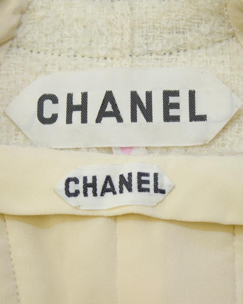 1986/1987 Chanel Haute Couture Cream Boucle Jacket and Skirt In Good Condition In Toronto, Ontario