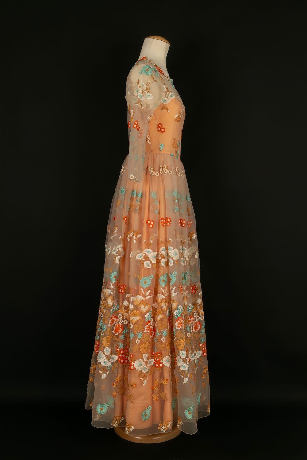 CHANEL - Silk and organza dress embroidered with flowers in shades of orange. No size label or composition, it fits a 36FR. Haute Couture Spring-Summer 1972 collection.

Condition:
Good condition

Dimensions:
Chest: 36 cm - Waist: 34 cm - Sleeve