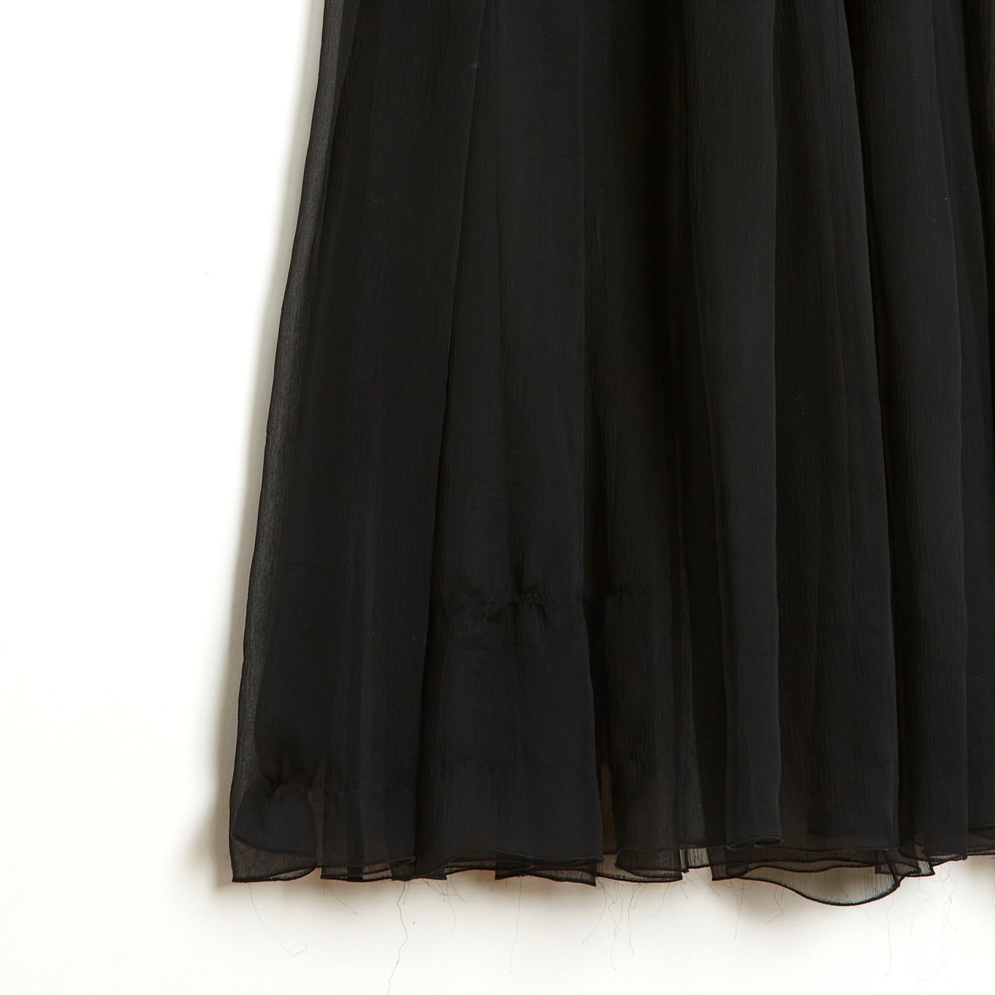 Chanel Haute Couture long skirt in silk chiffon, pleated to the knee, closed with a zip and hook. No composition or size label (Haute Couture requires) but the measurements indicate a 34FR: waist 32 cm, hips 45 cm, length 103 cm. The skirt is