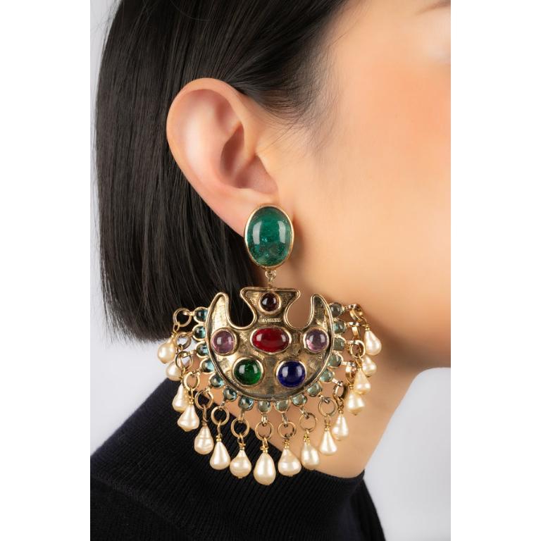 Chanel - Impressive golden metal earrings ornamented with multicolored glass paste and costume pearls. 1981 Spring-Summer Haute Couture Collection.

Additional information:
Condition: Very good condition
Dimensions: Height: 10.5 cm
Period: 20th