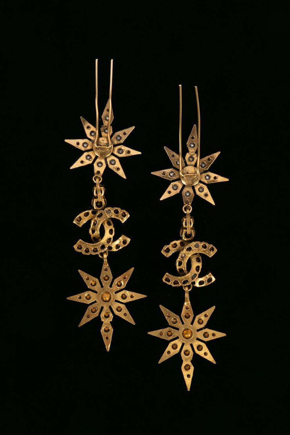 Chanel-(Made in France) Bijoux de tête Haute Couture en métal doré et strass Swarovski.

Informations complémentaires : 

Dimensions : 
Hauteur : 14 cm

Condit : 
Très bon état.

Numéro de référence du vendeur : BRB55