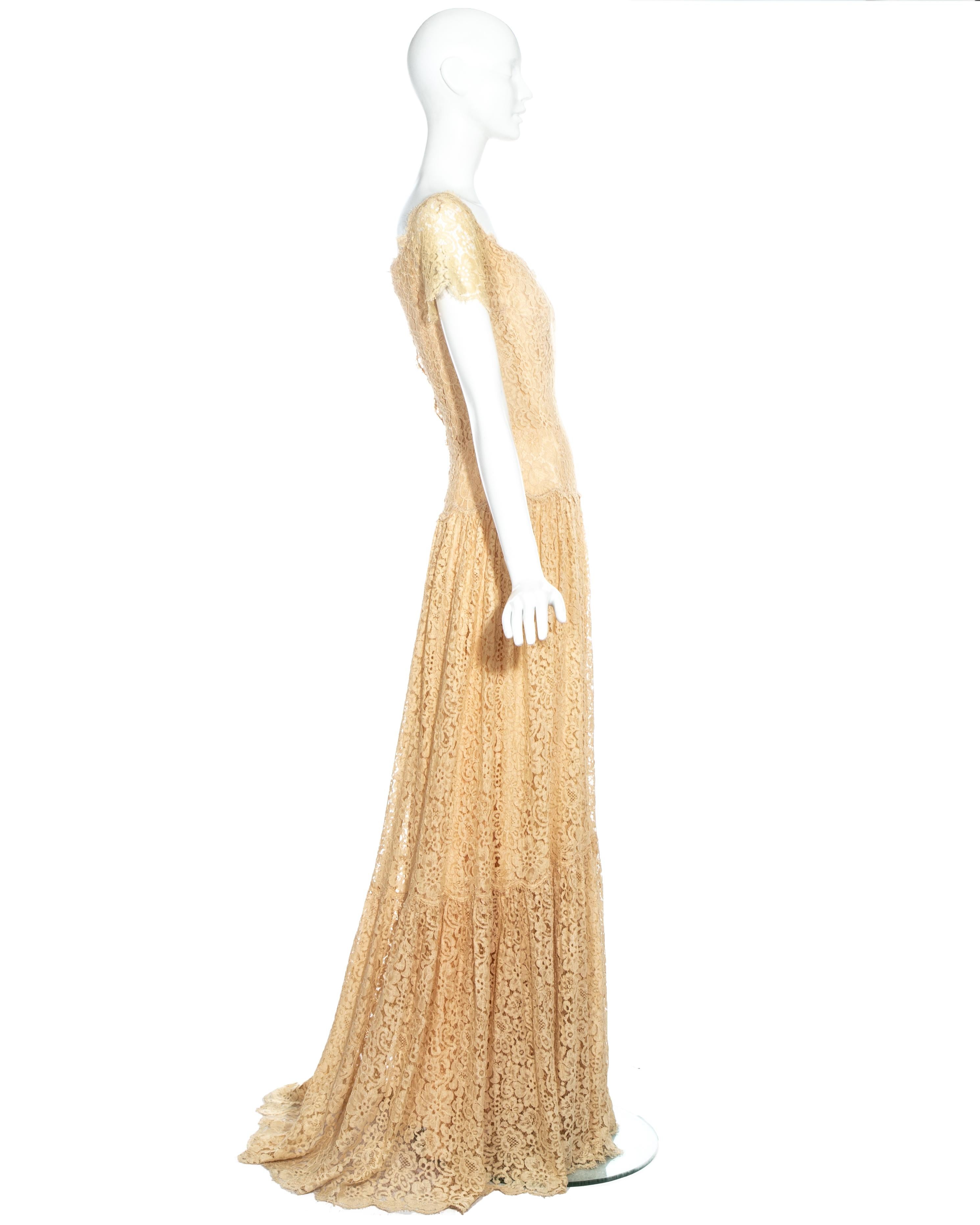 Chanel Haute Couture Hochzeitskleid aus elfenbeinfarbener Spitze, ca. 1960er Jahre im Angebot 2