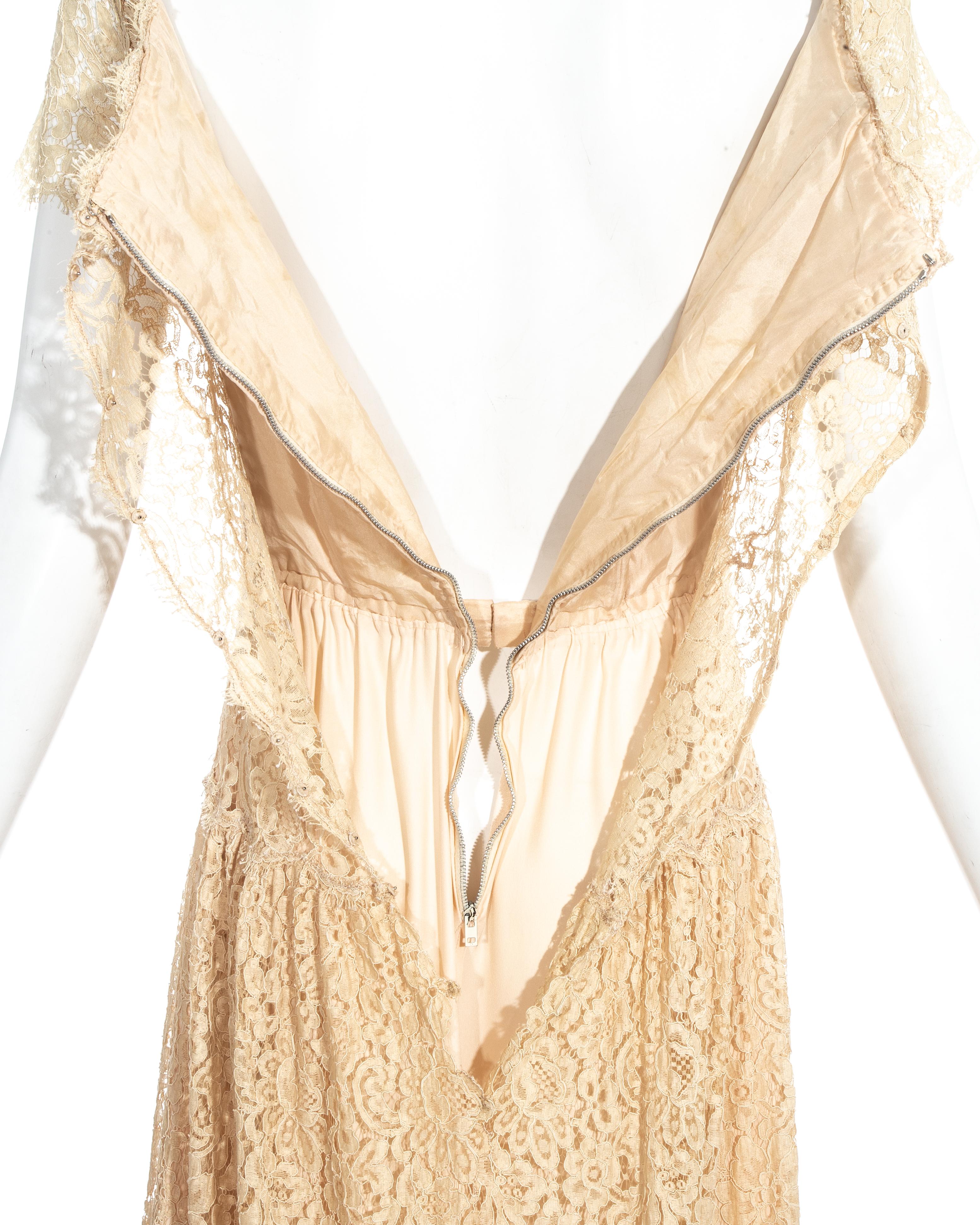 Robe de mariée haute couture Chanel en dentelle ivoire, vers les années 1960 en vente 3