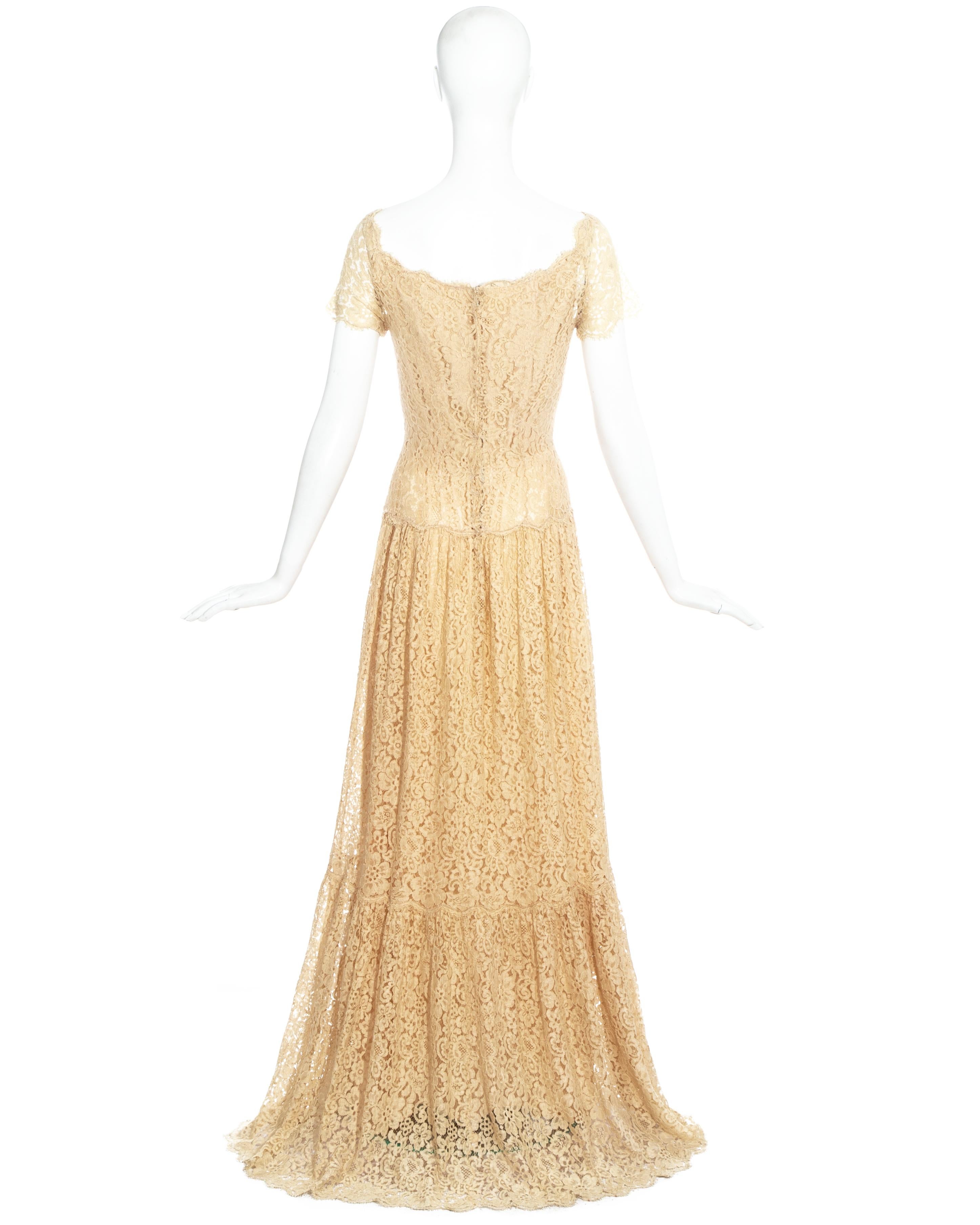 Robe de mariée haute couture Chanel en dentelle ivoire, vers les années 1960 en vente 4