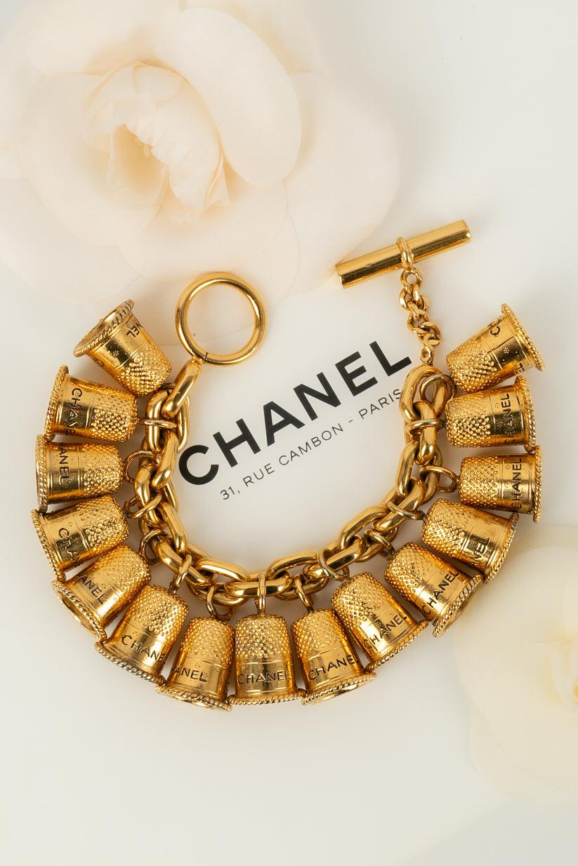 Chanel Haute Couture - Rare and collector metal bracelet and charms symbolizing thimbles. Fashion show jewel, unsigned.
Collection Haute Couture Automne-Hiver 1992.

Additional information:
Dimensions: 22 L cm
Condition: Very good condition
Seller