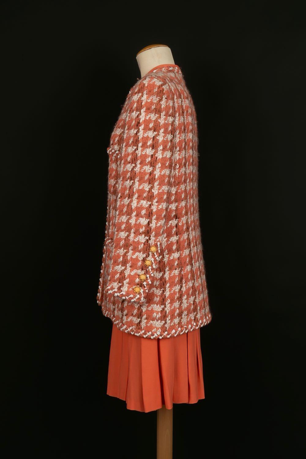 Chanel Haute Couture Orangefarbener plissierter Anzug aus Seide und Tweed im Zustand „Hervorragend“ im Angebot in SAINT-OUEN-SUR-SEINE, FR