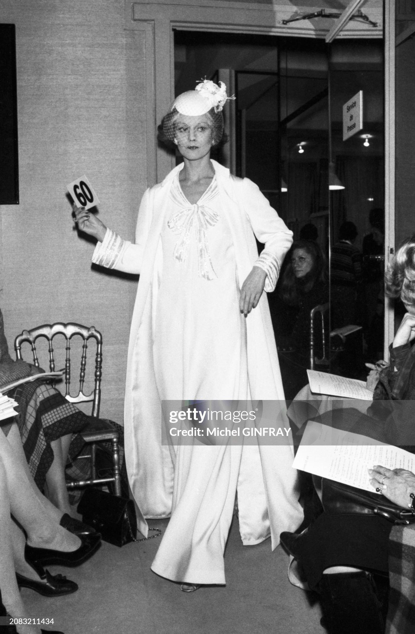 Au�ßergewöhnliches zweiteiliges Chanel Haute Couture Ensemble von 1979, bestehend aus einem bodenlangen, ärmellosen Kleid und einem dazu passenden langen Mantel. Das Set ist aus weicher elfenbeinfarbener Seide gefertigt und verfügt über exquisite,