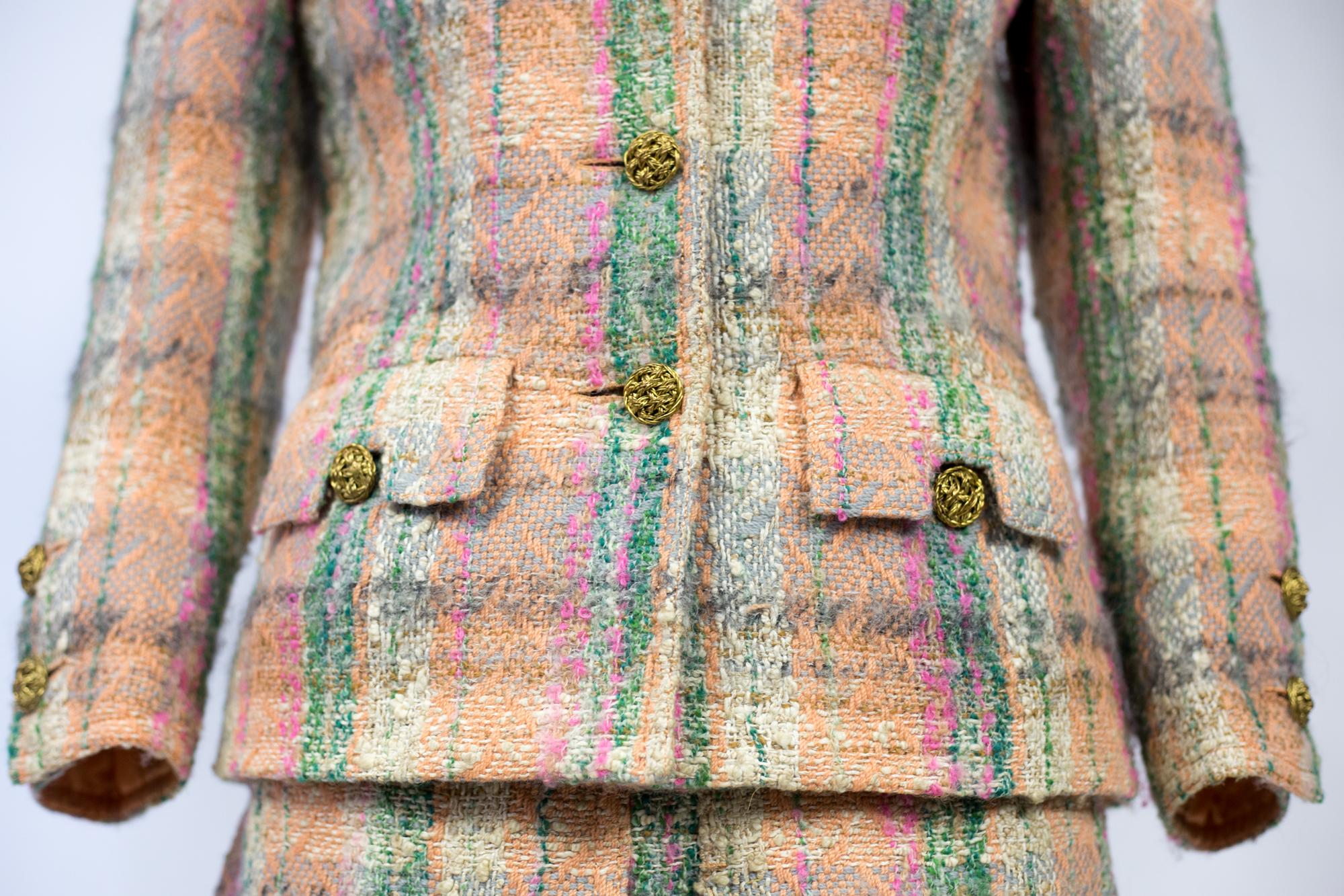 A Chanel Haute Couture skirt suit in Mohair wool tweed numbered 48863 Circa 1970 4