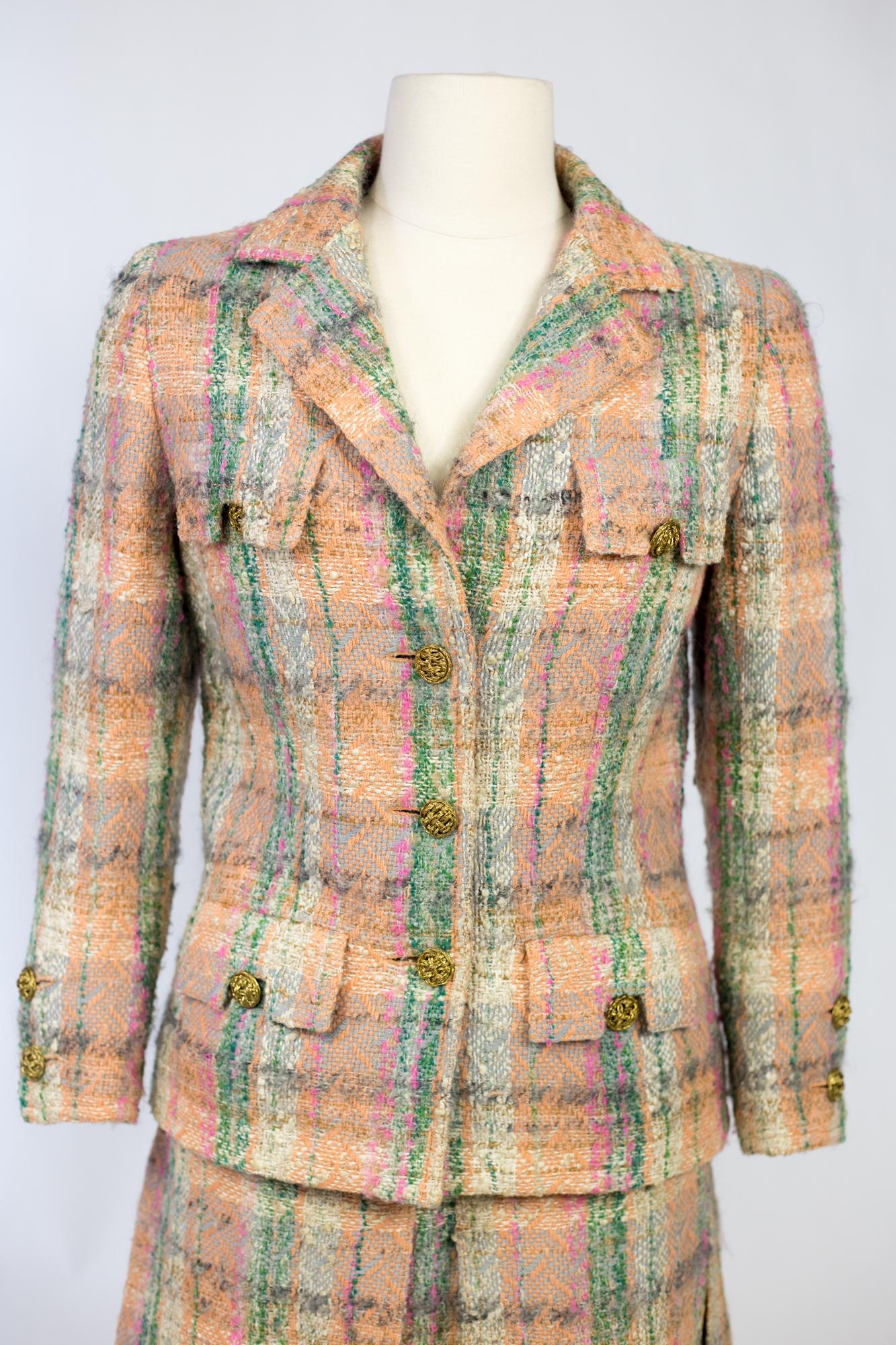 A Chanel Haute Couture skirt suit in Mohair wool tweed numbered 48863 Circa 1970 5