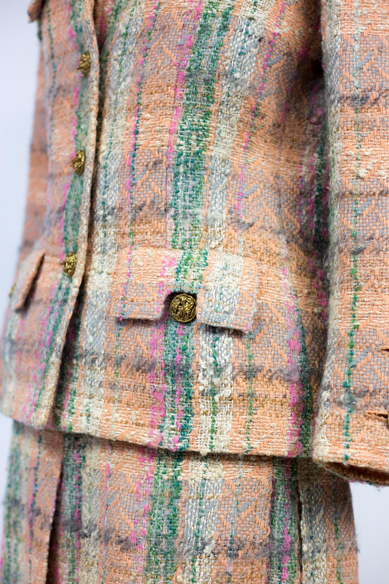 Circa 1970/1975
France


Elegant Gabrielle Chanel Haute Couture skirt suit numbered 48863 dating from the 1970s. Skirt and jacket in wool tweed mottled and curled in green, pink, salmon and cream tones. Straight jacket with four pockets with