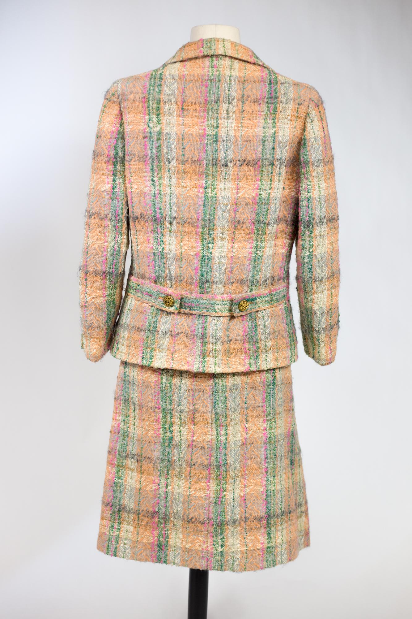 A Chanel Haute Couture skirt suit in Mohair wool tweed numbered 48863 Circa 1970 12