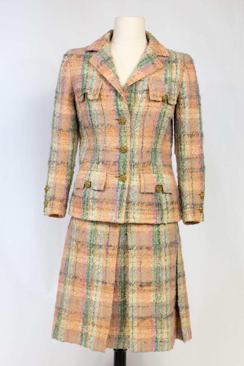 A Chanel Haute Couture skirt suit in Mohair wool tweed numbered 48863 Circa 1970 In Good Condition In Toulon, FR
