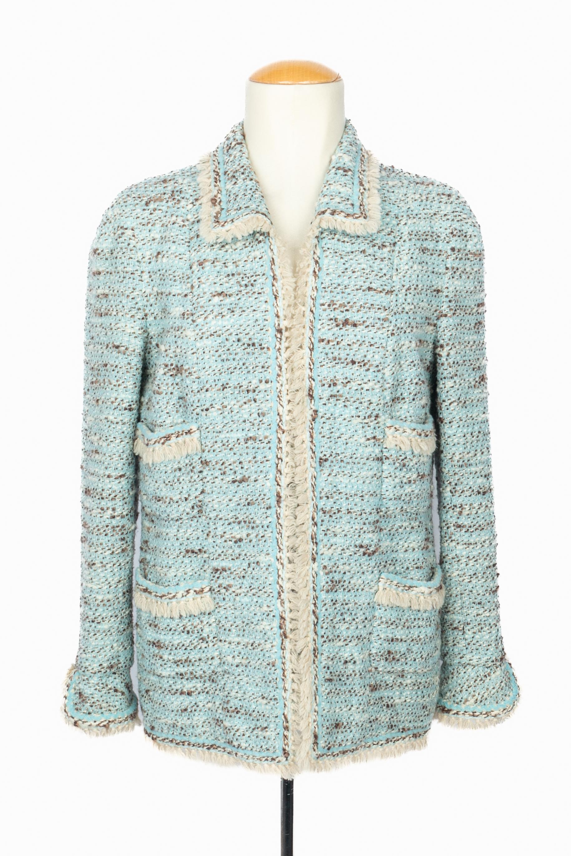 CHANEL - (Made in France) Blue, brown, and beige tweed jacket. Silk lining. Size 38FR. Circa 2008 collection under the artistic direction of Karl Lagerfeld.

Condition: Very good

Dimensions:
Shoulder width: 45 cm - Sleeve length: 58 cm - Length: 70