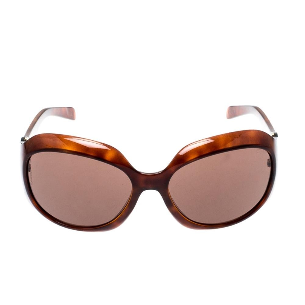 These trendy Chanel sunglasses are the ideal summer accessory. Crafted from Havana acetate, they feature brown lenses, broad temples with logo details and gold-tone hardware. Pair them up with your everyday outfits for a stylish finish!

Includes: