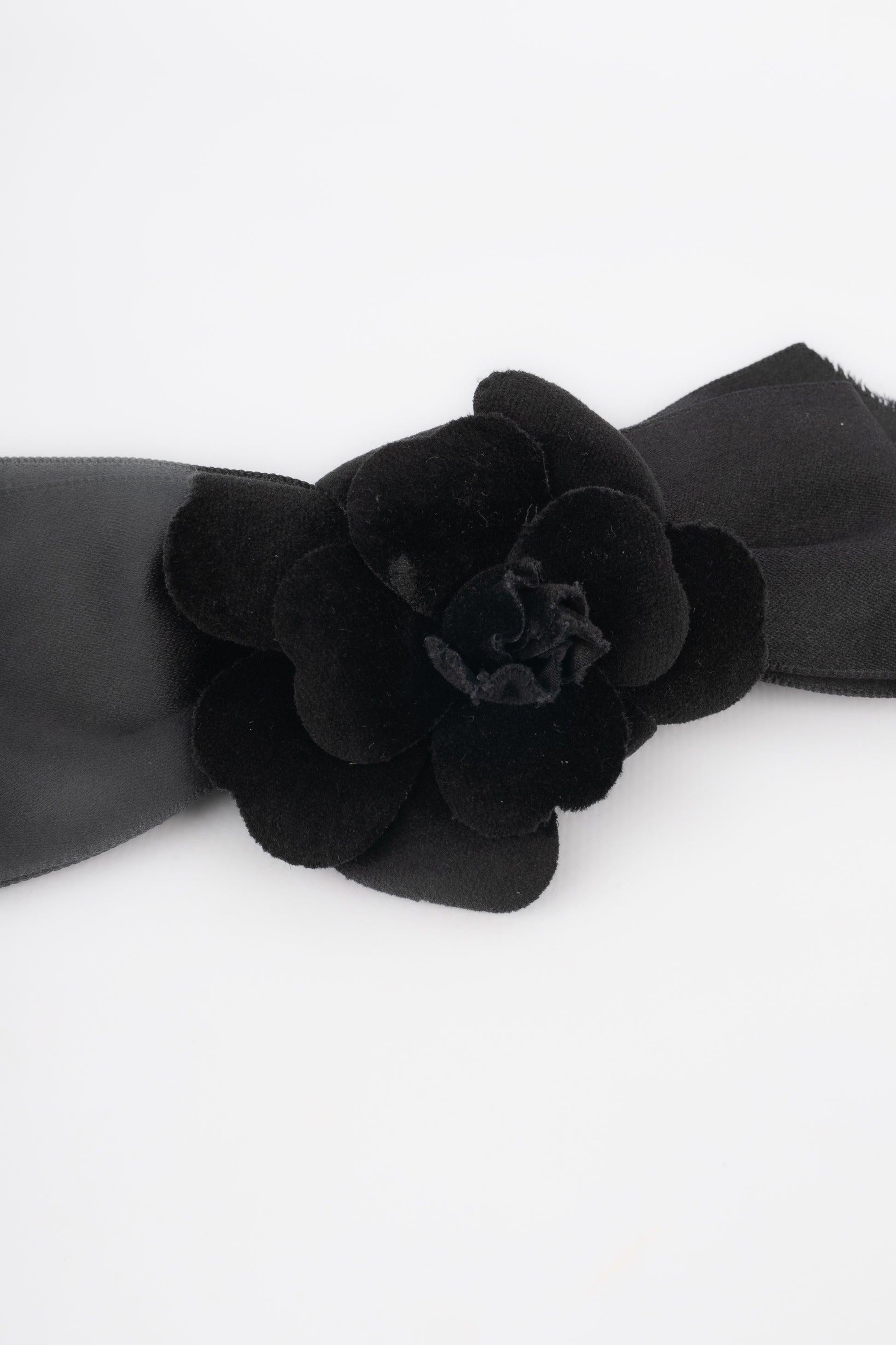 Chanel - (Made in France) Hair clip representing a black bow decorated with a velvet camellia. Not signed.
 
 Additional information: 
 Condition: Good condition
 Dimensions: Length: 22.5 cm
 
 Seller Reference: ACC22