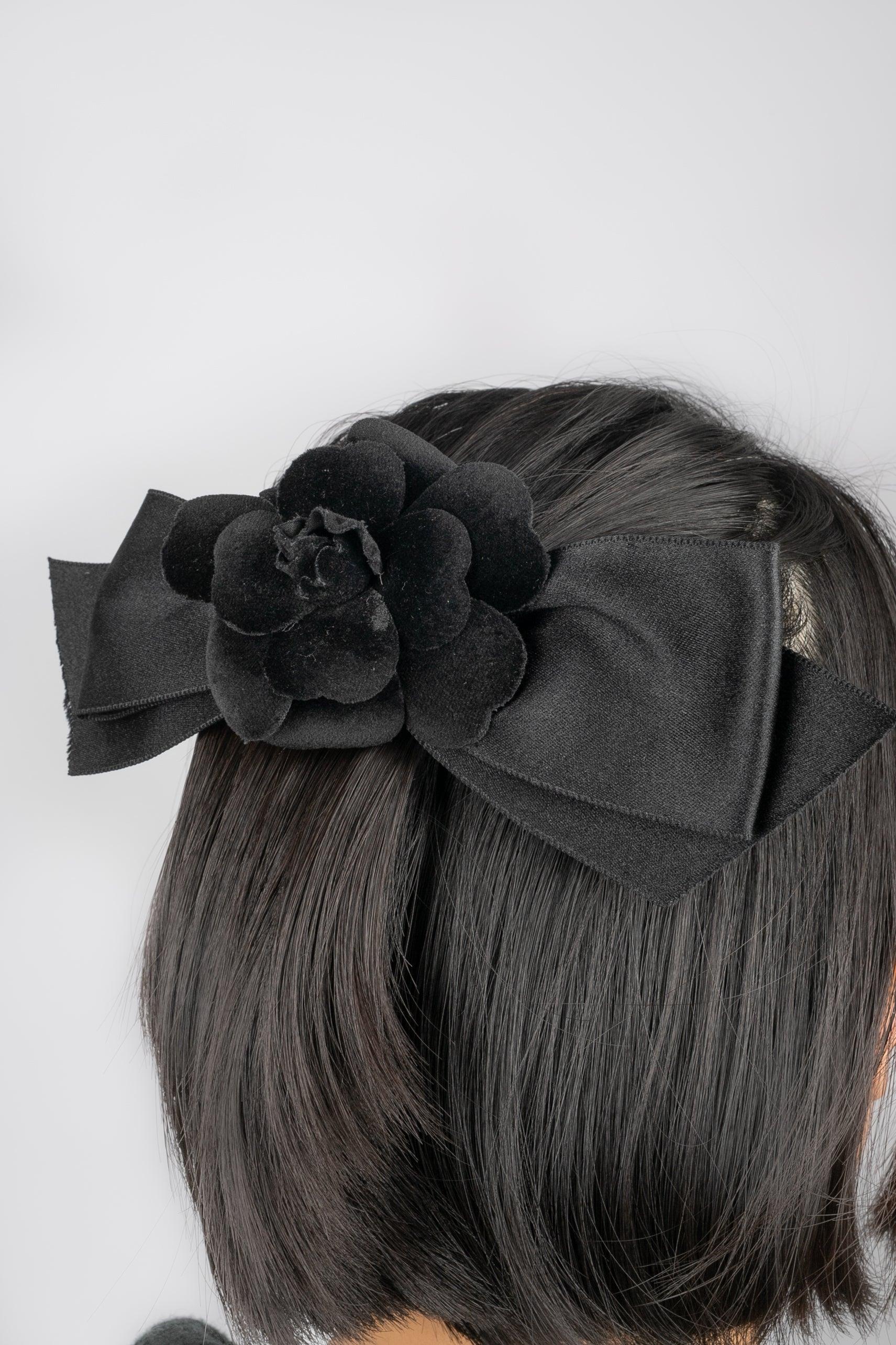 Accessoire de tête Chanel Noeud noir avec camélia en velours 2