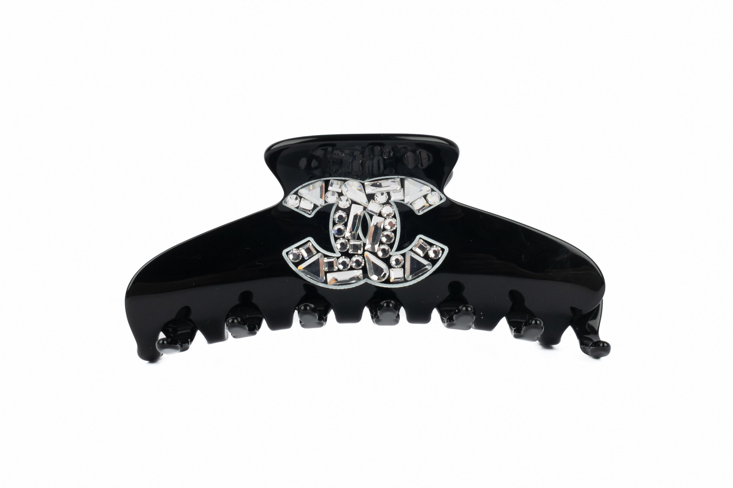 Chanel - (Made in France) Fermacapelli in bachelite nera / accessorio per la testa con strass. Collezione Autunno-Inverno 2009 sotto la direzione artistica di Karl Lagerfeld.

Condizioni:
Ottime condizioni

Dimensioni:
Lunghezza: 22 cm

SKU:BARB6