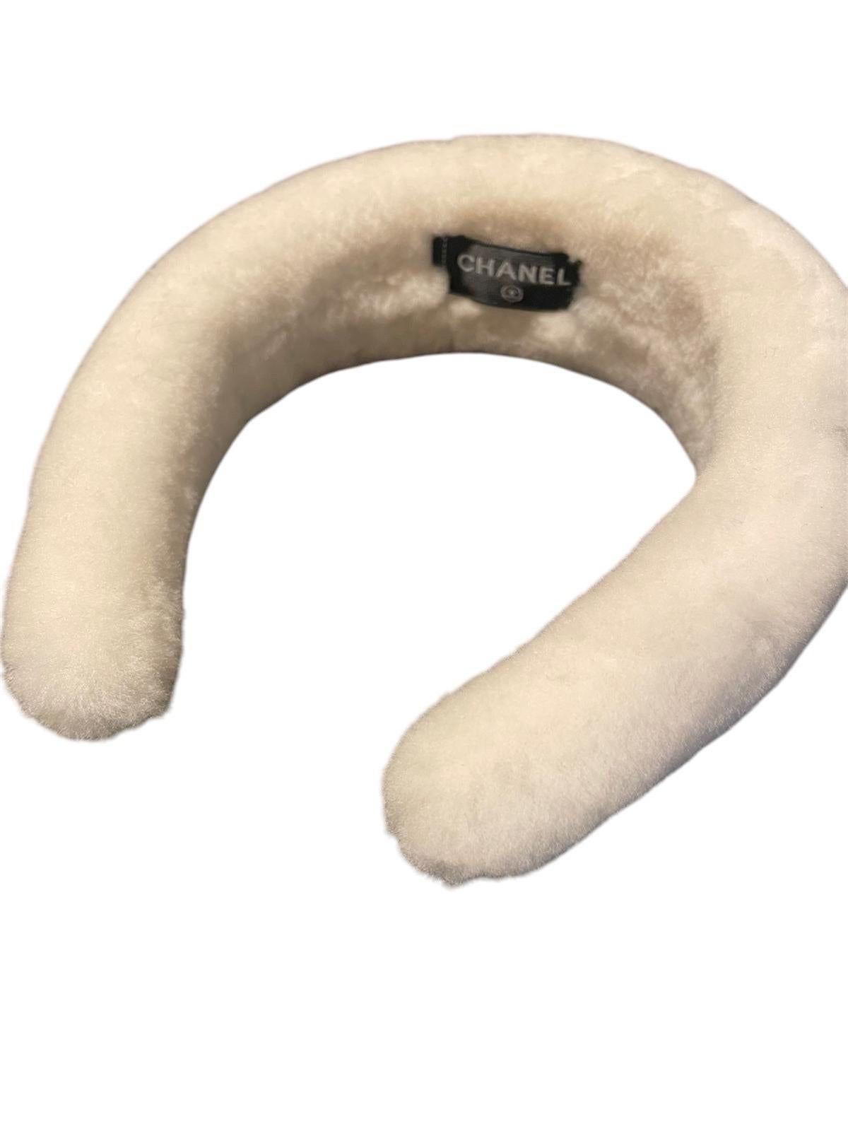 Chanel headband in sheepskin, white with black writing. New never used. One size fits all.