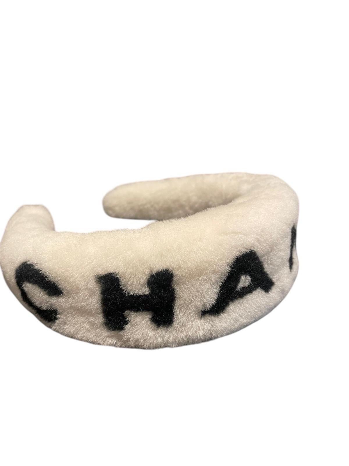 Beige Chanel headband in sheepskin. For Sale
