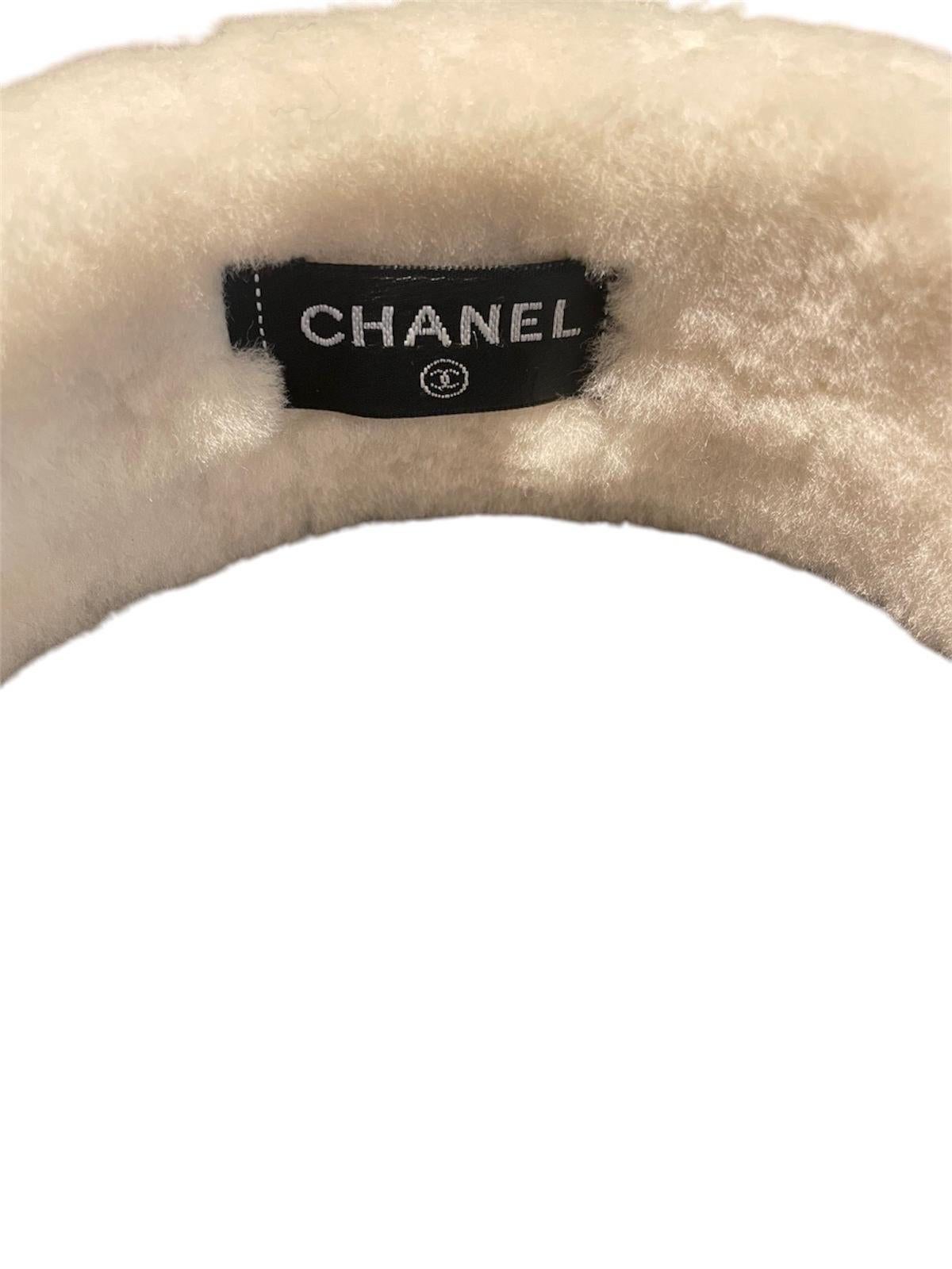 Chanel headband in sheepskin. In New Condition For Sale In Carnate, IT