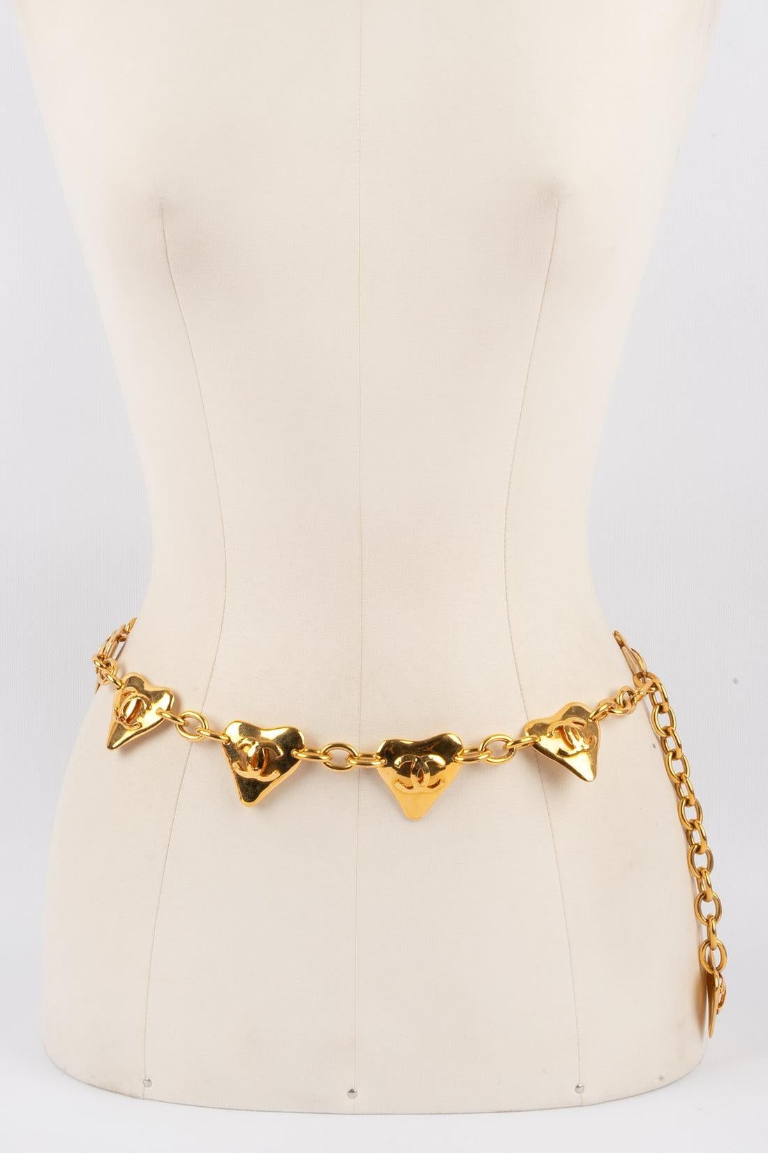 Chanel - (Made in France) Golden metal belt representing hearts. 1993 Spring-Summer Ready-to-Wear Collection under the artistic direction of Karl Lagerfeld.

Additional information:
Condition: Very good condition
Dimensions: Length: 83 cm
Period: