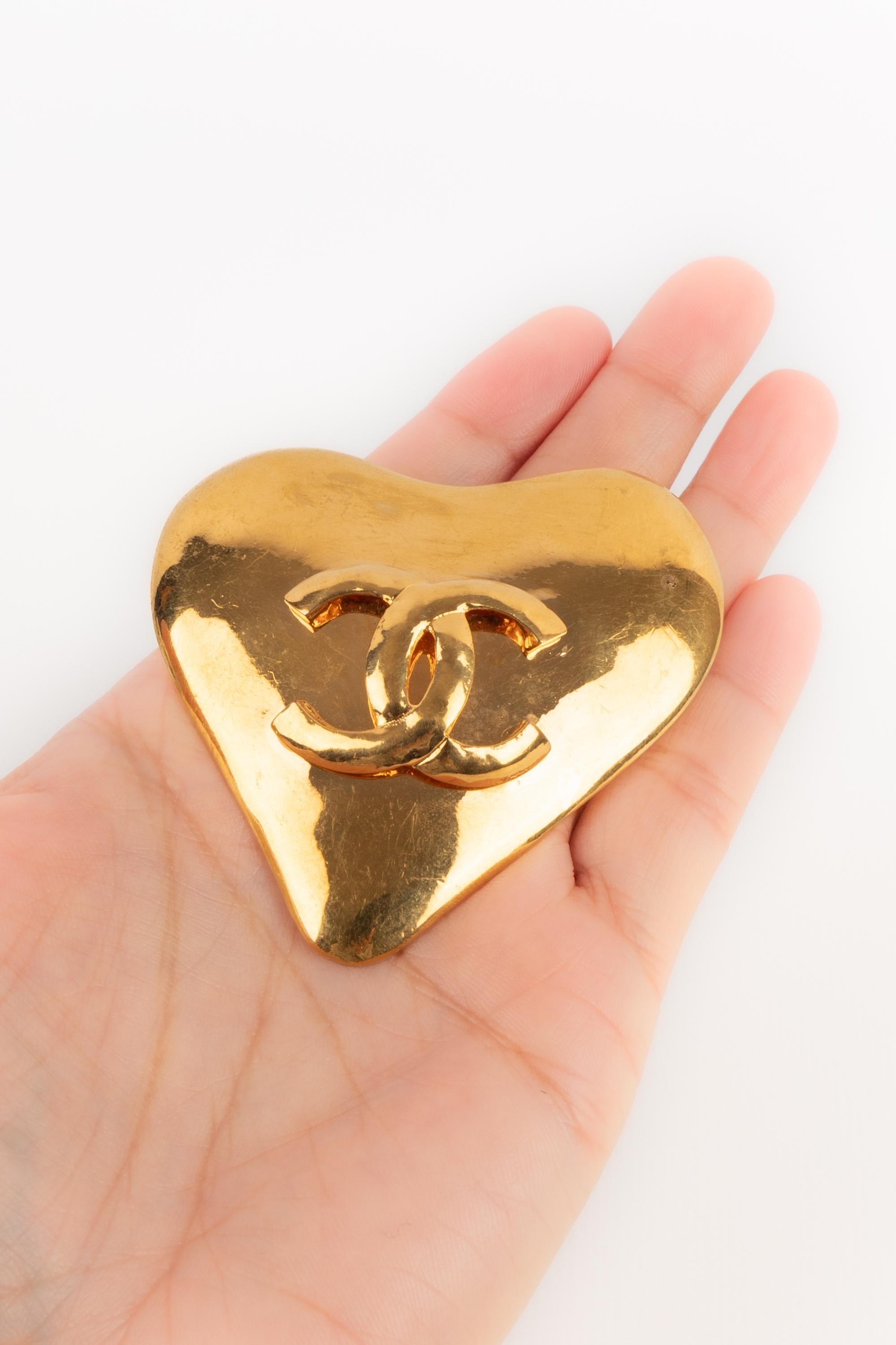 CHANEL - (Made in France) Golden metal brooch representing a heart topped with a cc logo. 1993 Fall-Winter Collection under the artistic direction of Karl Lagerfeld.

Condition:
Very good condition

Dimensions:
6 cm x 6 cm

SKU:BRB2