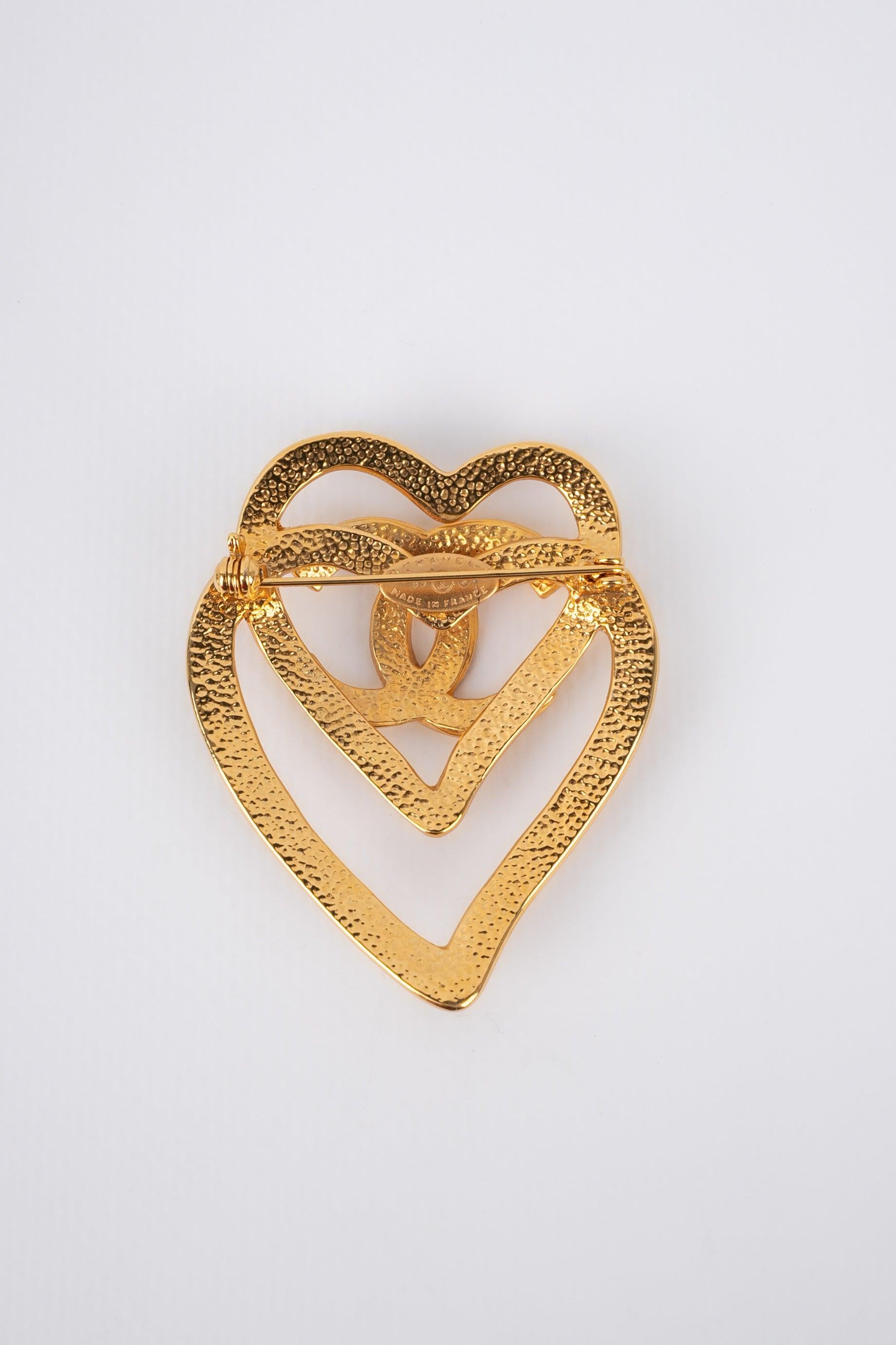 Chanel - (Made in France) Golden metal brooch representing two hearts topped with a cc logo. 1995 Spring-Summer Collection.

Additional information:
Condition: Very good condition
Dimensions: 6 cm x 4.5 cm
Period: 20th Century

Seller Reference:
