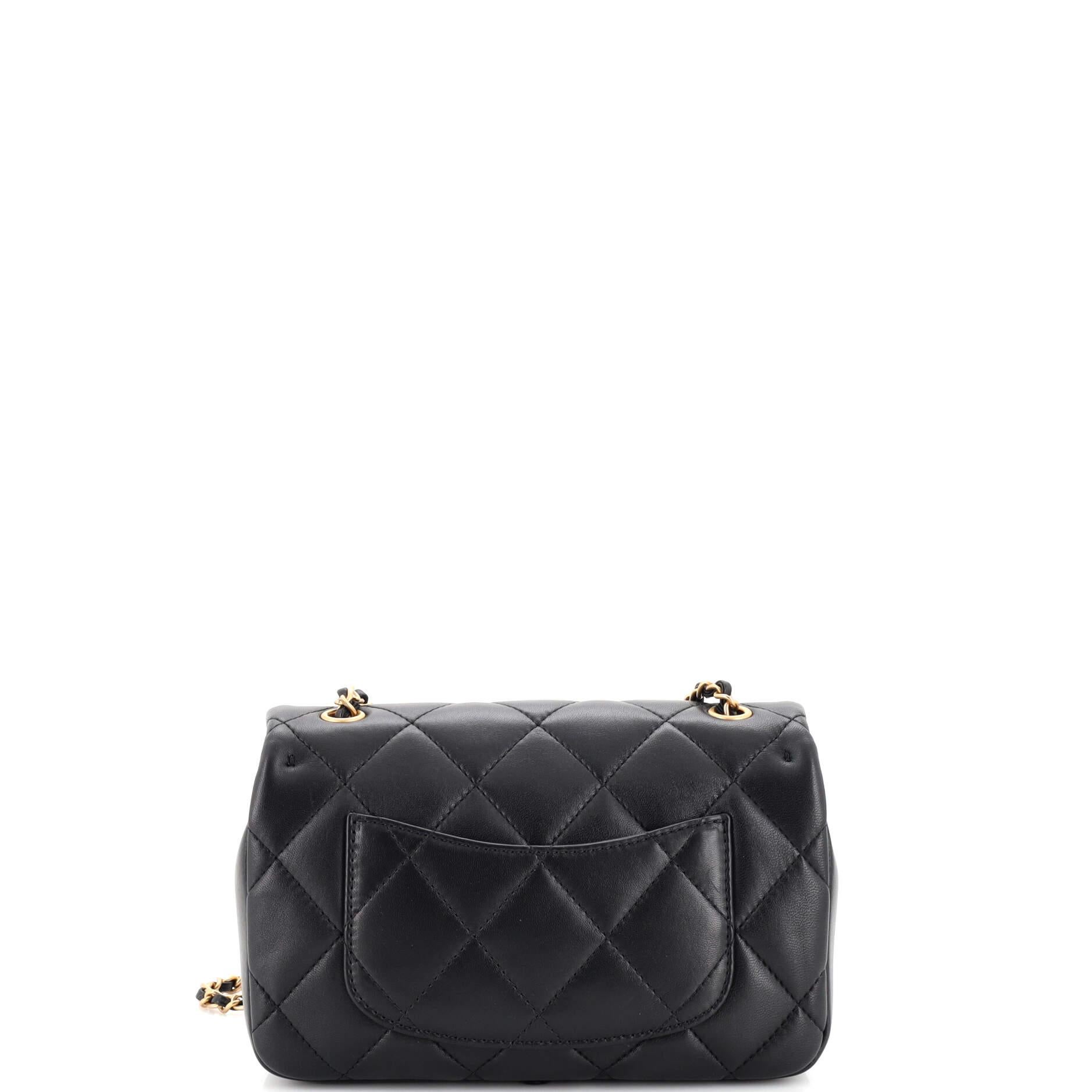 Chanel Herz-Charm-Klappentasche aus gestepptem Lammfell Mini im Zustand „Gut“ in NY, NY