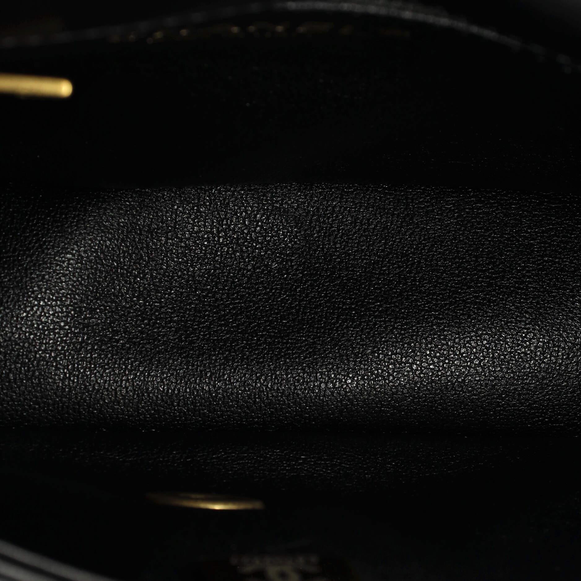 Chanel Herz-Charm-Klappentasche aus gestepptem Lammfell Mini 1