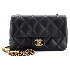 Chanel Herz-Charm-Klappentasche aus gestepptem Lammfell Mini