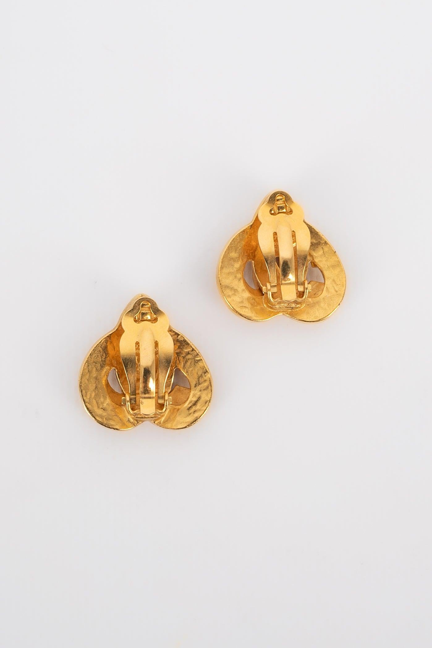 Chanel - (Made in France) Golden metal clip-on earrings representing hearts. 1997 Spring-Summer Collection.
 
 Additional information: 
 Condition: Very good condition
 Dimensions: 2.8 cm x 2.5 cm
 Period: 20th Century
 
 Seller Reference: BOB51