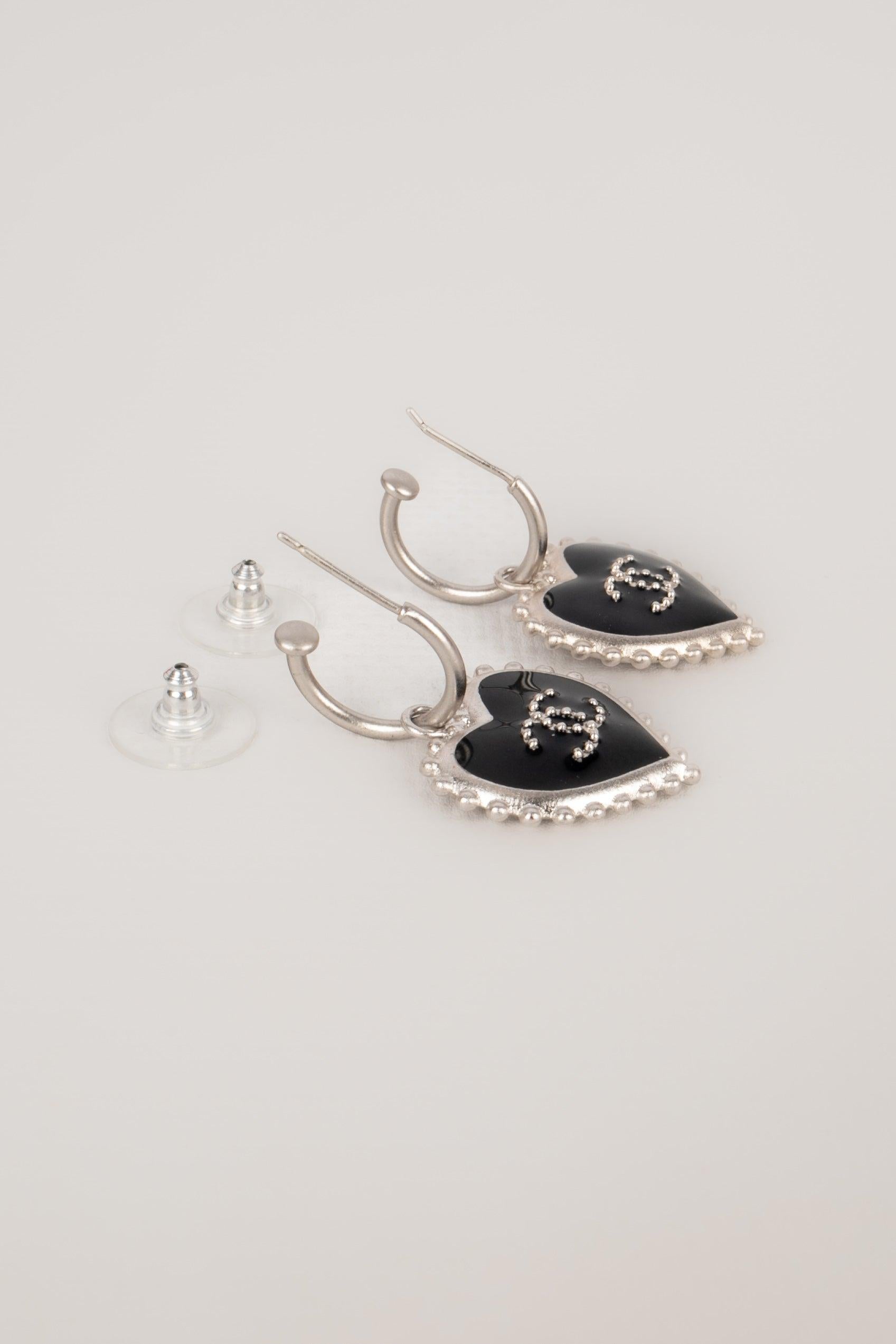 Chanel Heart Earrings Enameled with Black, 2007 In Excellent Condition In SAINT-OUEN-SUR-SEINE, FR