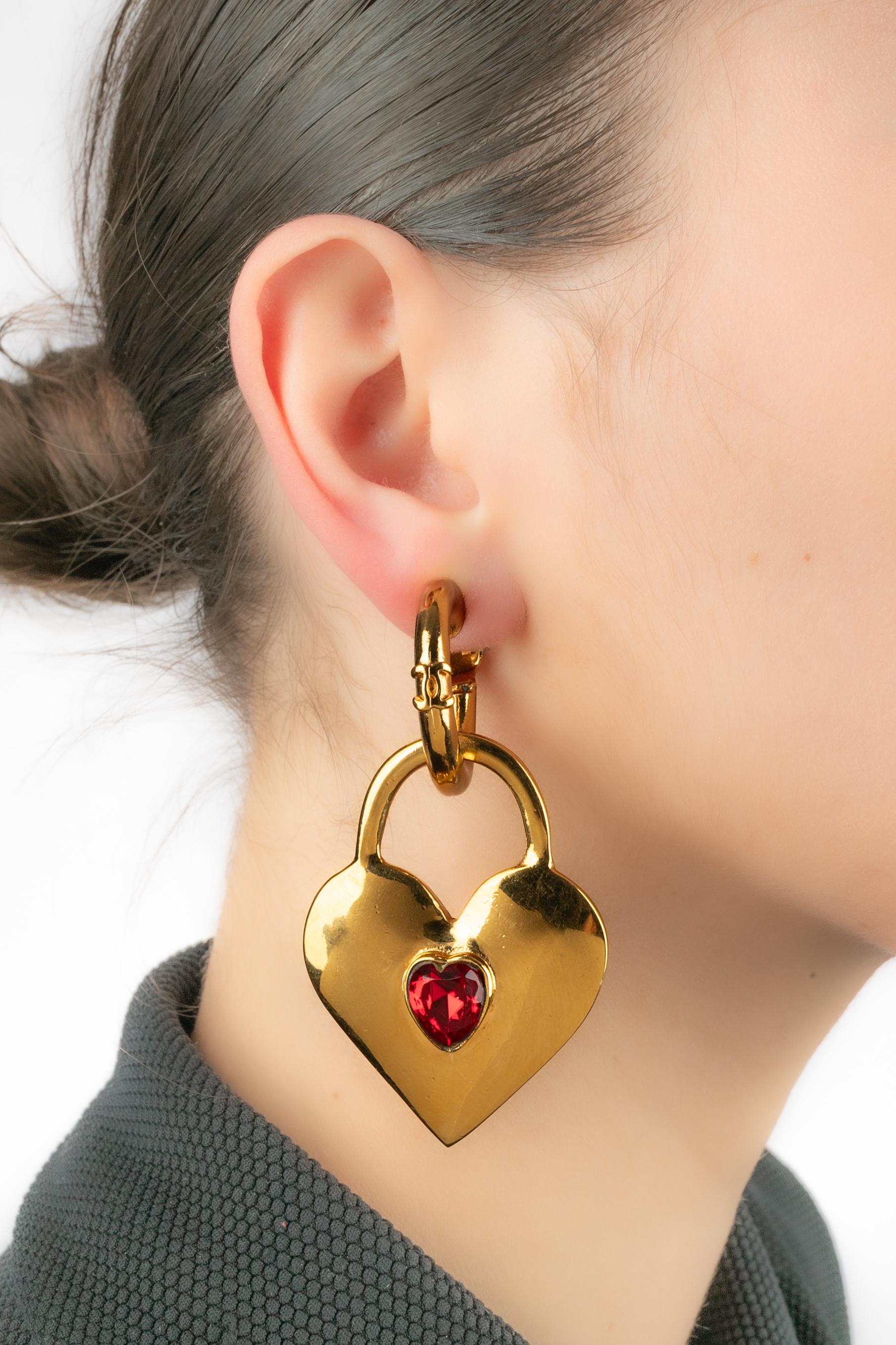 Chanel - (Made in France) Orecchini in metallo dorato che rappresentano un cuore centrato da uno strass rosso. Una collezione del 1987 sotto la direzione artistica di Karl Lagerfeld.

Condizioni:
Ottime condizioni

Dimensioni:
Lunghezza: 8