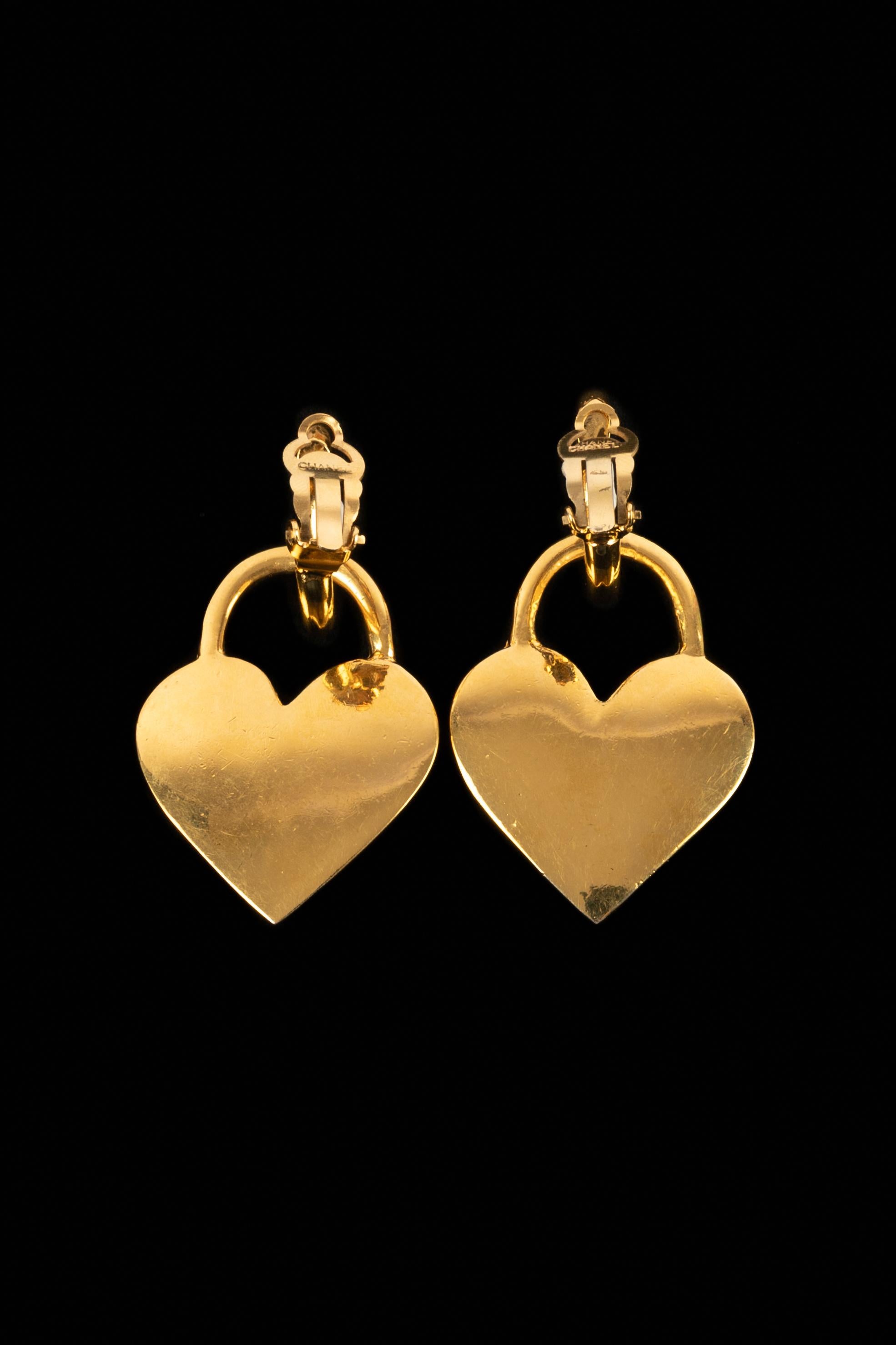 Donna Orecchini a cuore Chanel in vendita