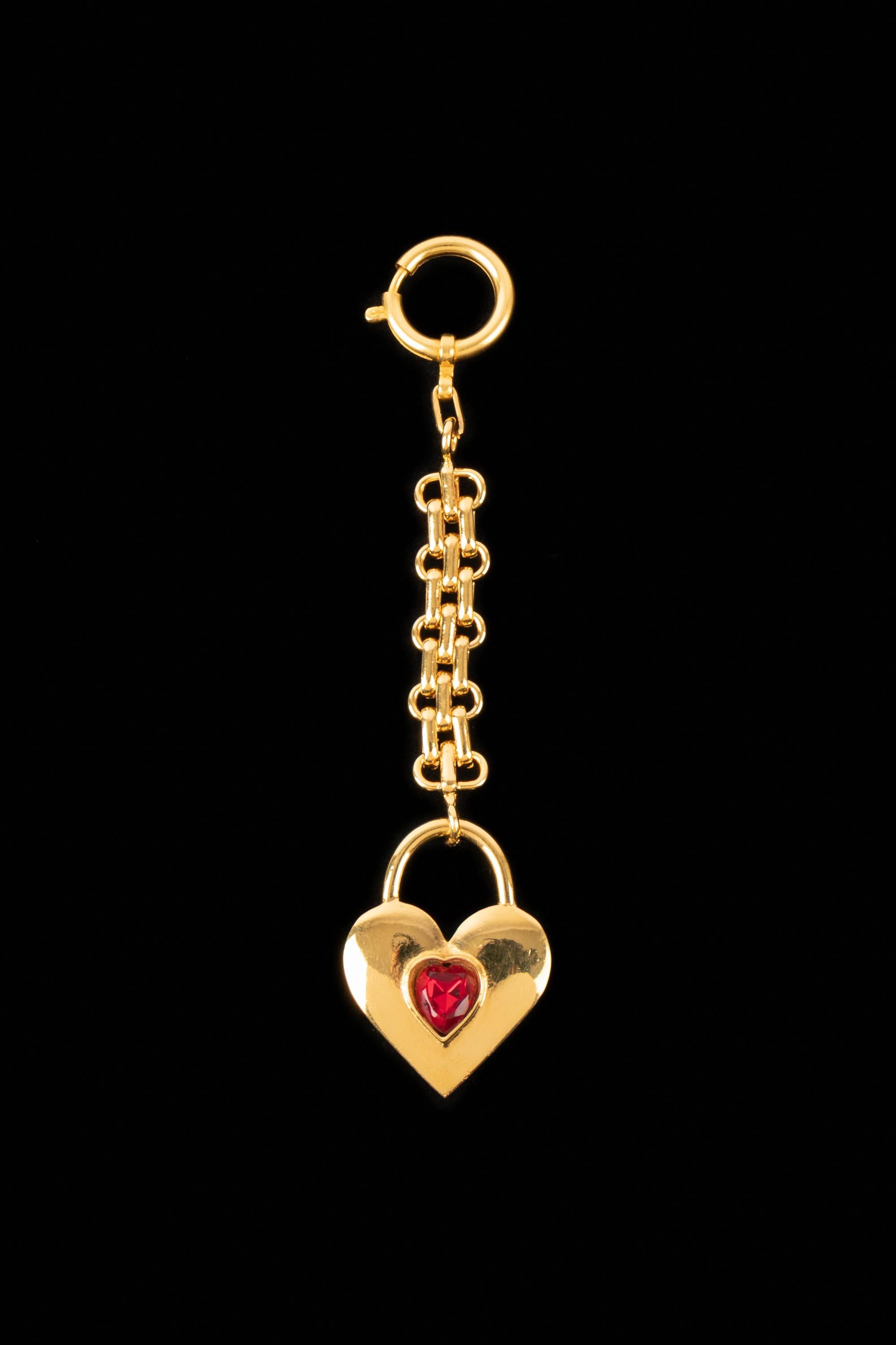 CHANEL - (Made in France) Golden metal bag jewelry / keyring representing a heart with red rhinestones. 1988 Spring-Summer Collection under the artistic direction of Karl Lagerfeld.

Condition:
Very good condition

Dimensions:
Length: 13