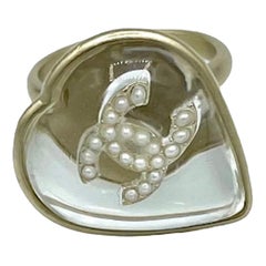CHANEL Heart Ring in Pale Gilt Metal, Transparent Resin and Pearls Size 51 Fr