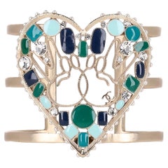 Bracciale Chanel a forma di cuore con smalto, perle e cristalli Swarovski