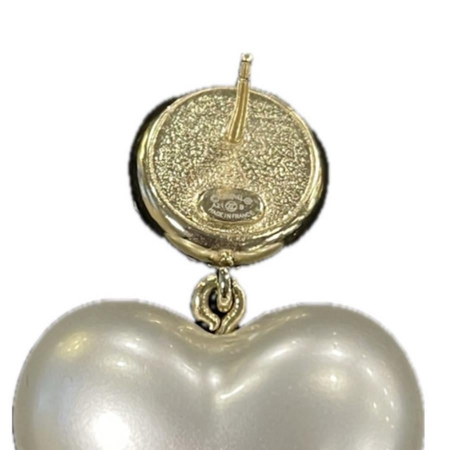 Round Cut Chanel heart stud earrings For Sale