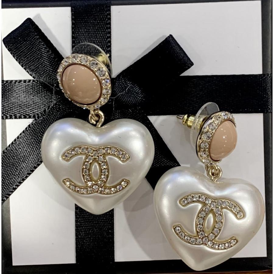 Chanel heart stud earrings In Excellent Condition For Sale In Paris, FR