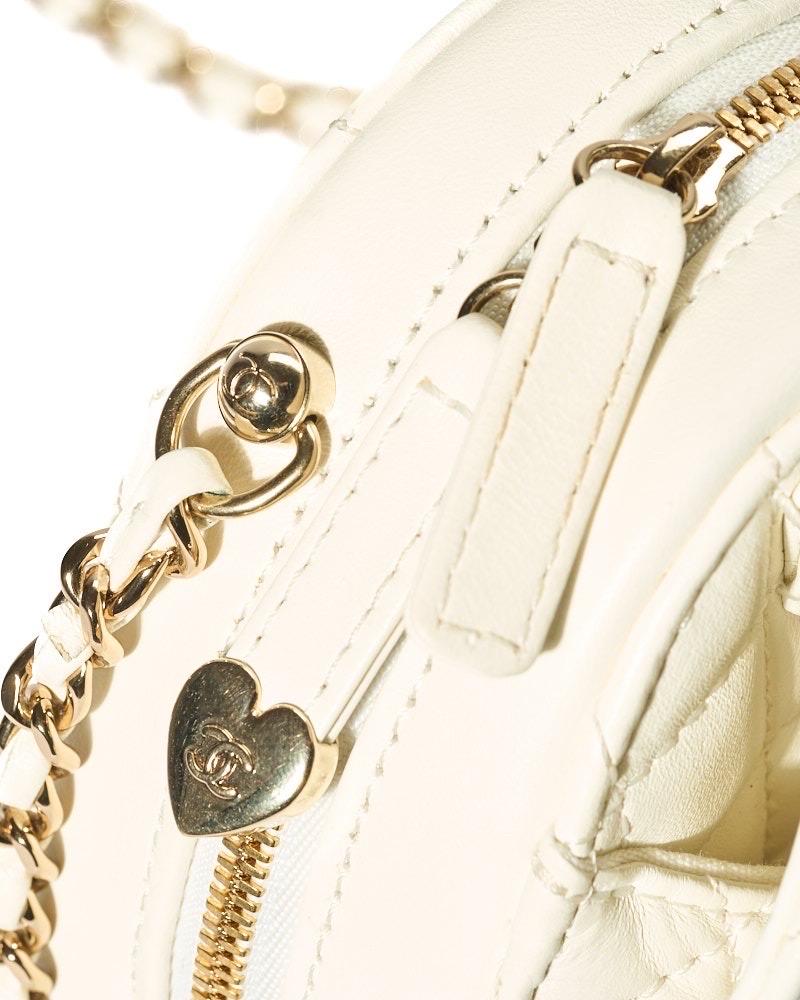 Borsa firmata Chanel, linea Timeless, modello Heart nella misura medium, realizzato in pelle bianca con hardware dorato. Dotada de un cierre semicircular de cremallera con doble cursor, internamente revestida de tela tono sobre tono con una cómoda